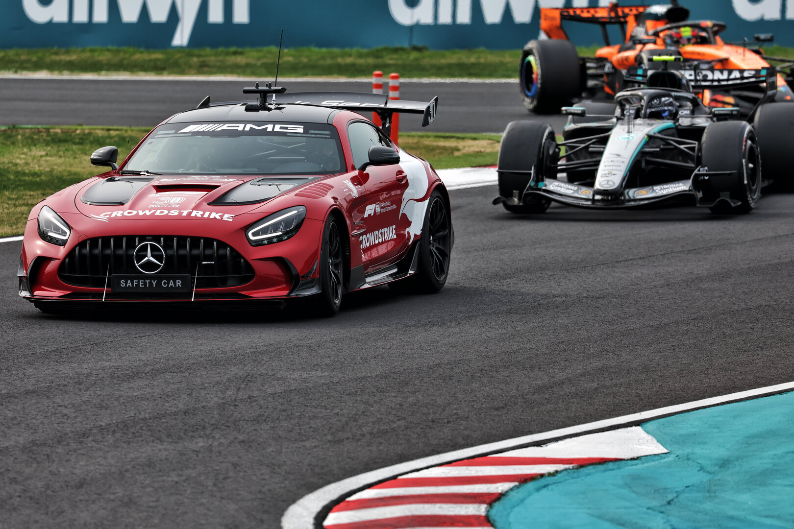 GP GIAPPONE, Andrea Kimi Antonelli (ITA) Mercedes AMG Formula One Team W17 davanti a behind the Mercedes FIA Safety Car.
29.03.2026. Formula 1 World Championship, Rd 3, Japanese Grand Prix, Suzuka, Japan, Gara Day.
- www.xpbimages.com, EMail: requests@xpbimages.com © Copyright: Rew / XPB Images