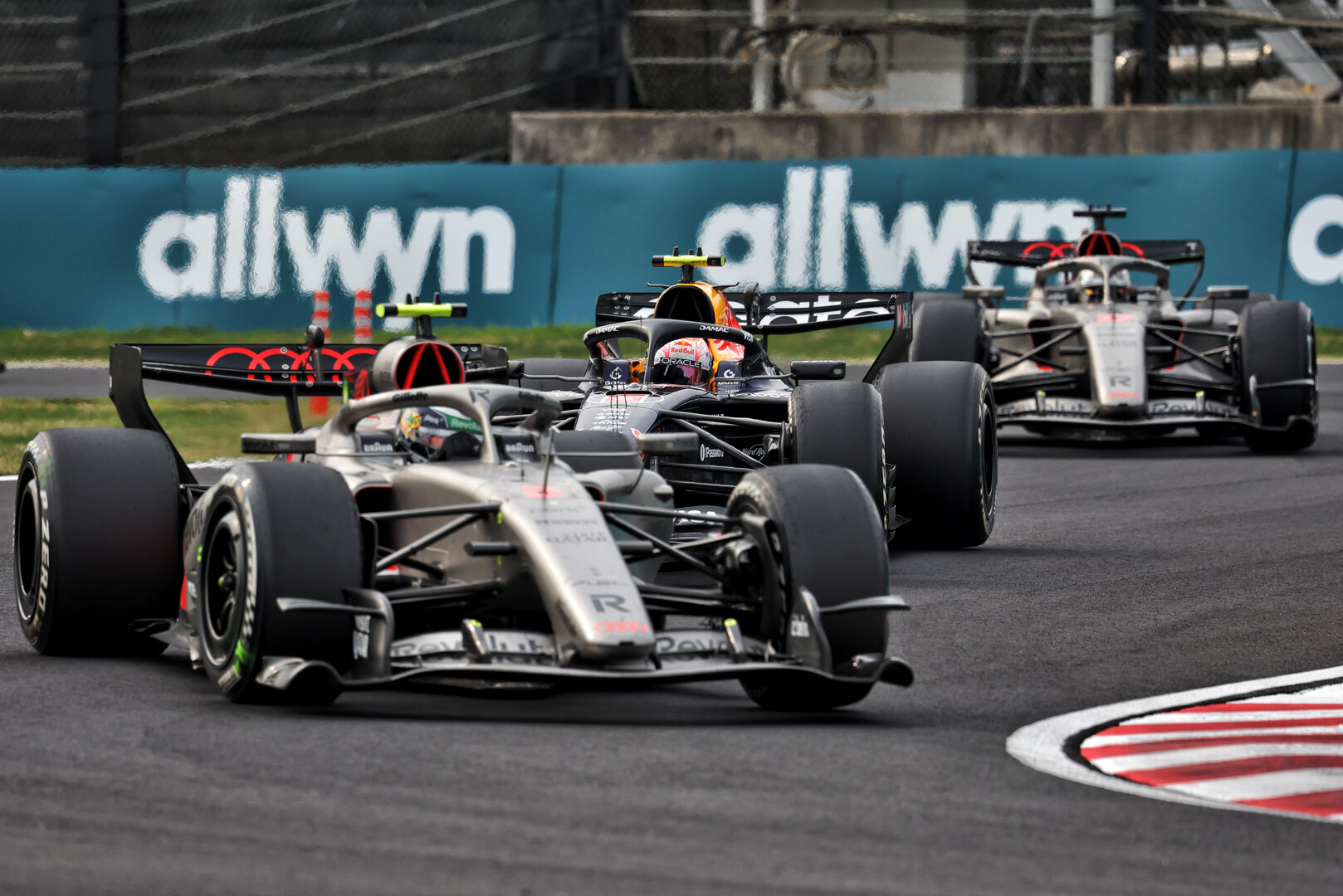 GP GIAPPONE, Isack Hadjar (FRA) Red Bull Racing RB22 follows Gabriel Bortoleto (BRA) Audi F1 Team R26.
29.03.2026. Formula 1 World Championship, Rd 3, Japanese Grand Prix, Suzuka, Japan, Gara Day.
 - www.xpbimages.com, EMail: requests@xpbimages.com © Copyright: Rew / XPB Images