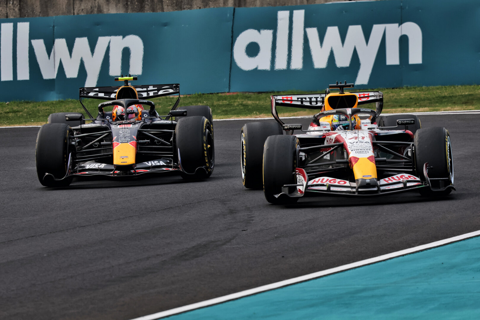 GP GIAPPONE, Arvid Lindblad (GBR) Racing Bulls Formula One Team VCARB 03 e Isack Hadjar (FRA) Red Bull Racing RB22 battle for position.
29.03.2026. Formula 1 World Championship, Rd 3, Japanese Grand Prix, Suzuka, Japan, Gara Day.
 - www.xpbimages.com, EMail: requests@xpbimages.com © Copyright: Rew / XPB Images