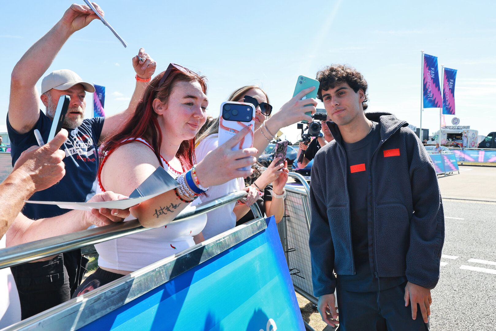 GP GRAN BRETAGNA, Gabriel Bortoleto (BRA) Audi F1 Team with fans.
02.07.2026. Formula 1 World Championship, Rd 9, British Grand Prix, Silverstone, England, Preparation Day.
- www.xpbimages.com, EMail: requests@xpbimages.com © Copyright: Moy / XPB Images