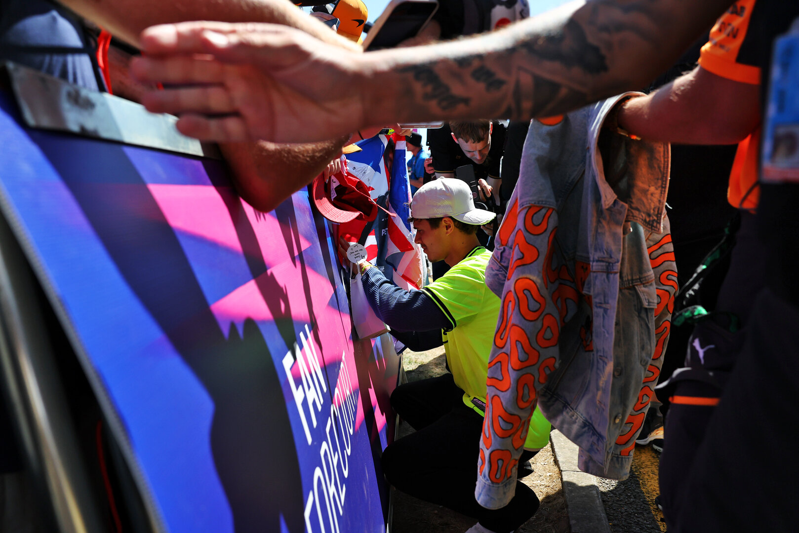 GP GRAN BRETAGNA, Lando Norris (GBR) McLaren F1 Team with fans.
02.07.2026. Formula 1 World Championship, Rd 9, British Grand Prix, Silverstone, England, Preparation Day.
- www.xpbimages.com, EMail: requests@xpbimages.com © Copyright: Patching / XPB Images