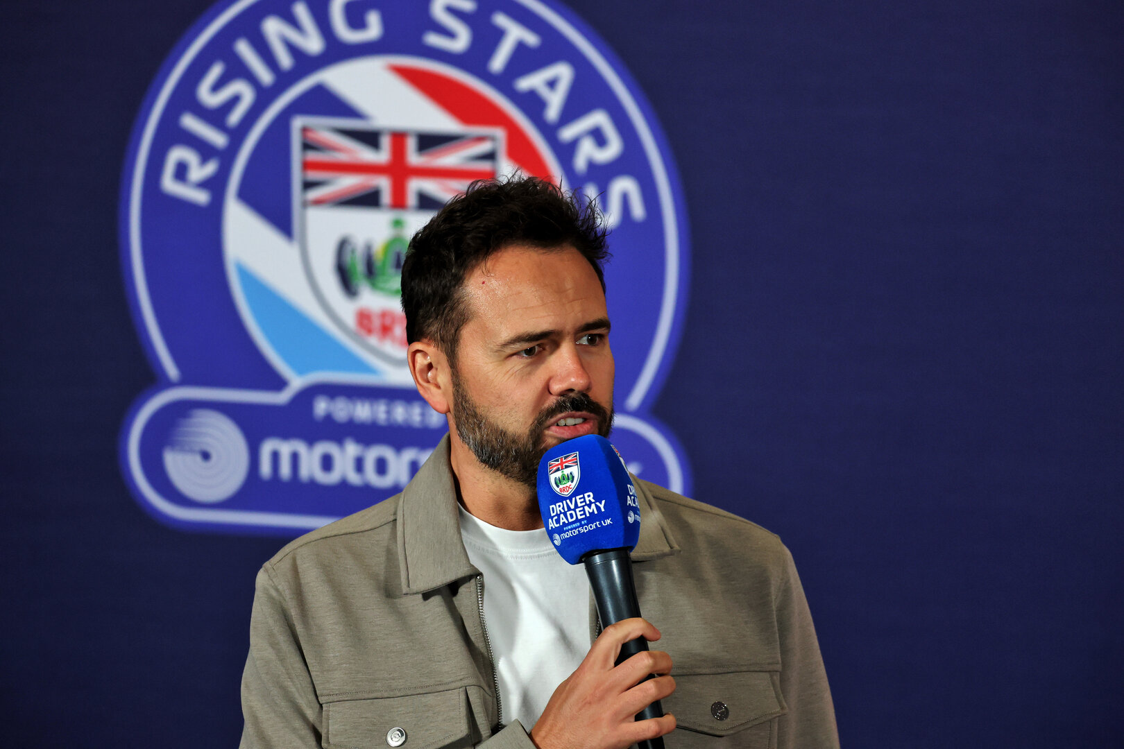 GP GRAN BRETAGNA, Chris Medland (GBR) F1 Presenter - Motorsport UK Driver Academy Press Conference.
02.07.2026. Formula 1 World Championship, Rd 9, British Grand Prix, Silverstone, England, Preparation Day.
- www.xpbimages.com, EMail: requests@xpbimages.com © Copyright: Moy / XPB Images