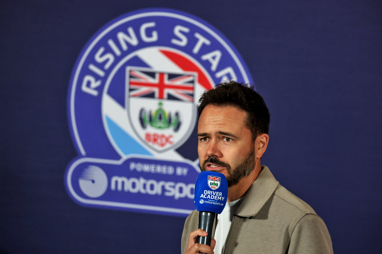 GP GRAN BRETAGNA, Chris Medland (GBR) F1 Presenter - Motorsport UK Driver Academy Press Conference.
02.07.2026. Formula 1 World Championship, Rd 9, British Grand Prix, Silverstone, England, Preparation Day.
- www.xpbimages.com, EMail: requests@xpbimages.com © Copyright: Moy / XPB Images