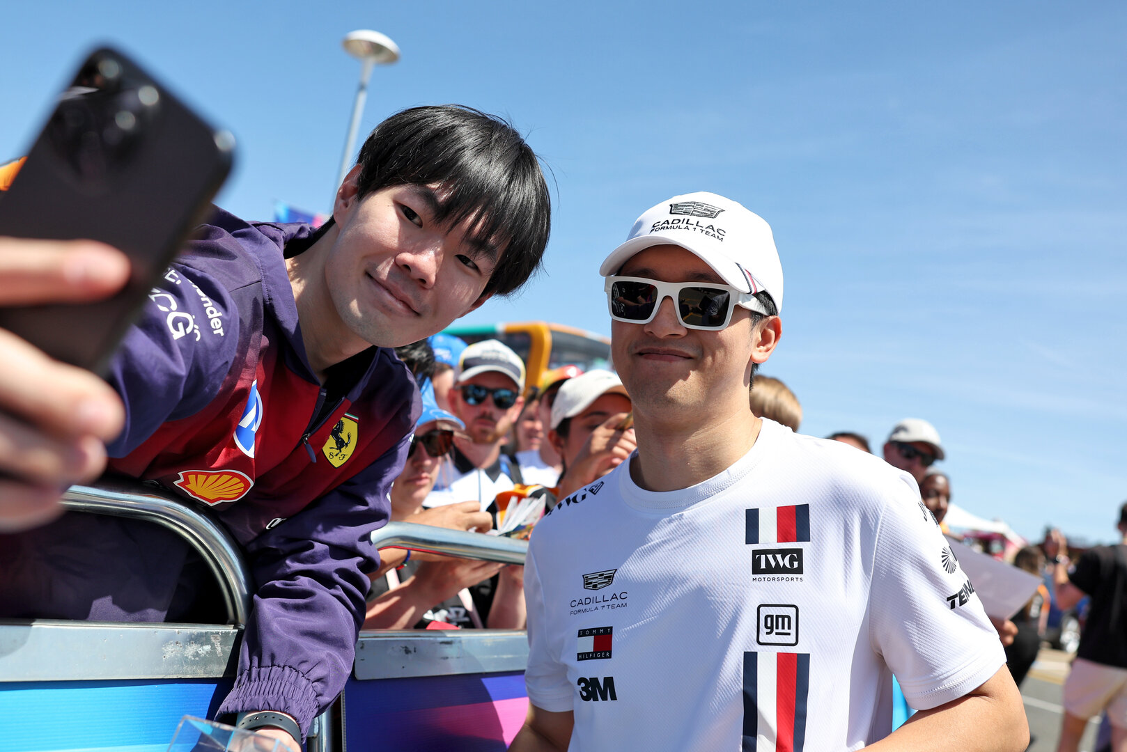 GP GRAN BRETAGNA, Zhou Guanyu (CHN) Cadillac Formula 1 Team Reserve Driver with fans.
02.07.2026. Formula 1 World Championship, Rd 9, British Grand Prix, Silverstone, England, Preparation Day.
- www.xpbimages.com, EMail: requests@xpbimages.com © Copyright: Bearne / XPB Images