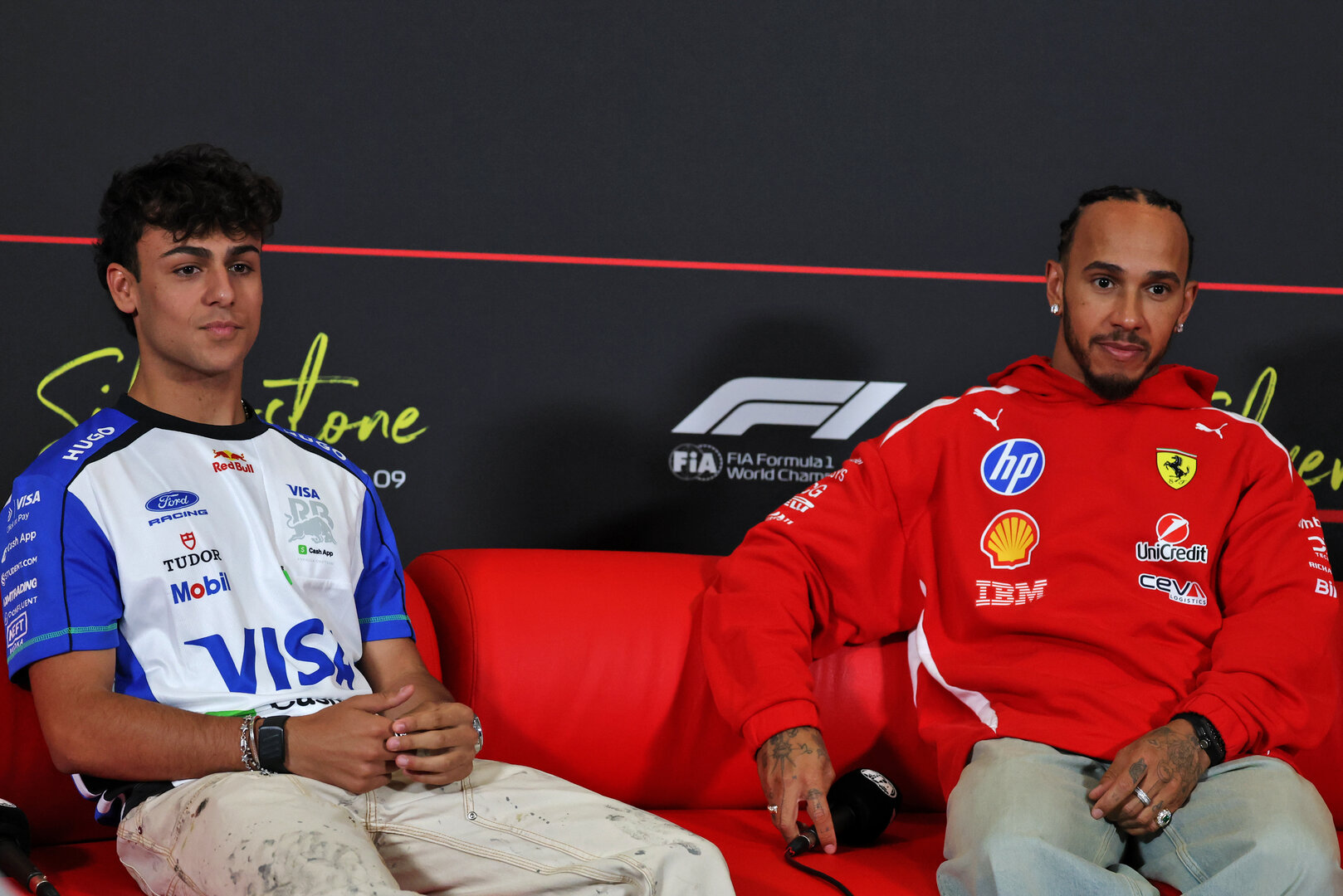 GP GRAN BRETAGNA, (L to R): Arvid Lindblad (GBR) Racing Bulls Formula One Team e Lewis Hamilton (GBR) Ferrari in the FIA Press Conference.
02.07.2026. Formula 1 World Championship, Rd 9, British Grand Prix, Silverstone, England, Preparation Day.
- www.xpbimages.com, EMail: requests@xpbimages.com © Copyright: Moy / XPB Images