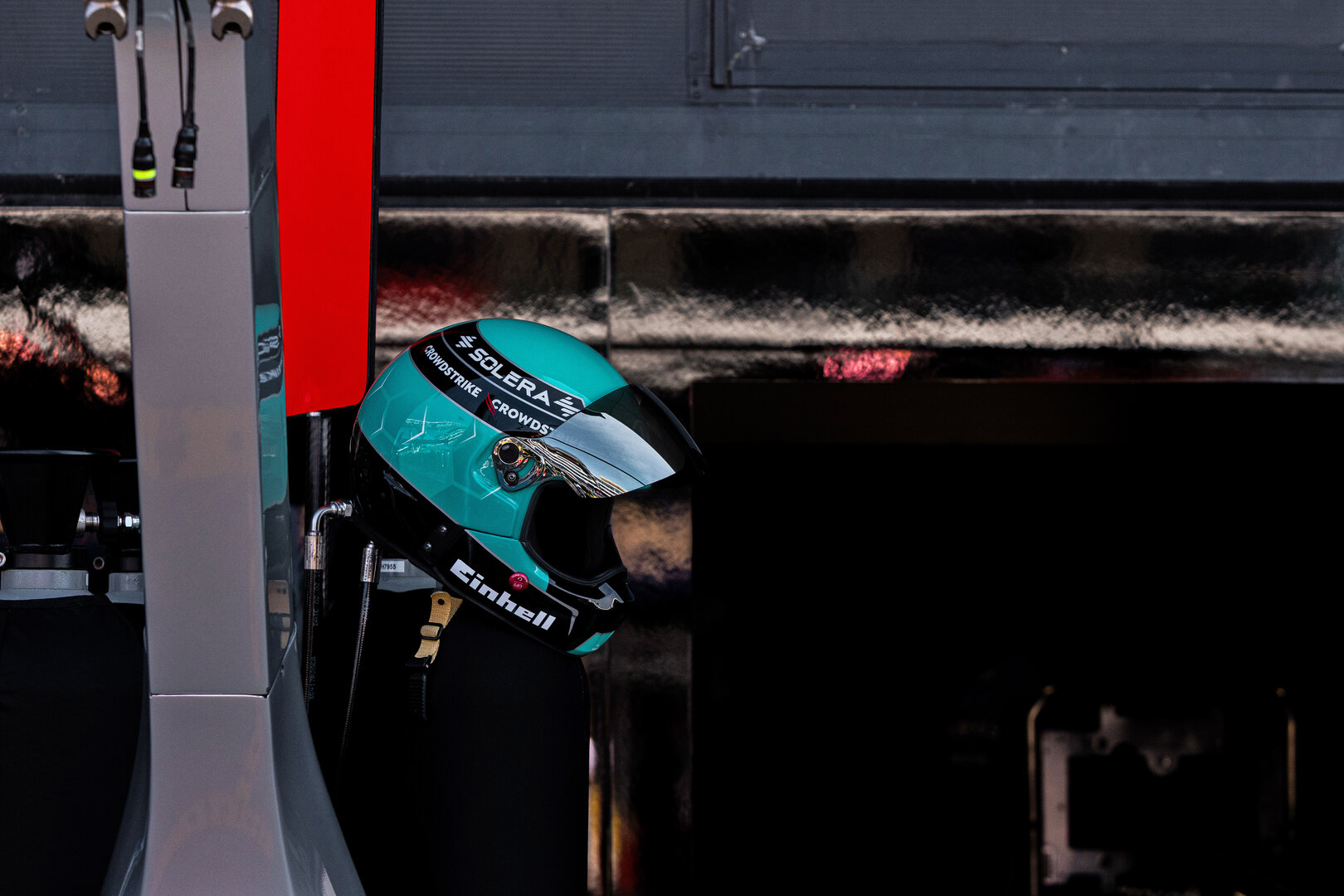 GP GRAN BRETAGNA, Mercedes AMG F1 Formula One Team meccanici' helmet.
02.07.2026. Formula 1 World Championship, Rd 9, British Grand Prix, Silverstone, England, Preparation Day.
 - www.xpbimages.com, EMail: requests@xpbimages.com © Copyright: Denny / XPB Images