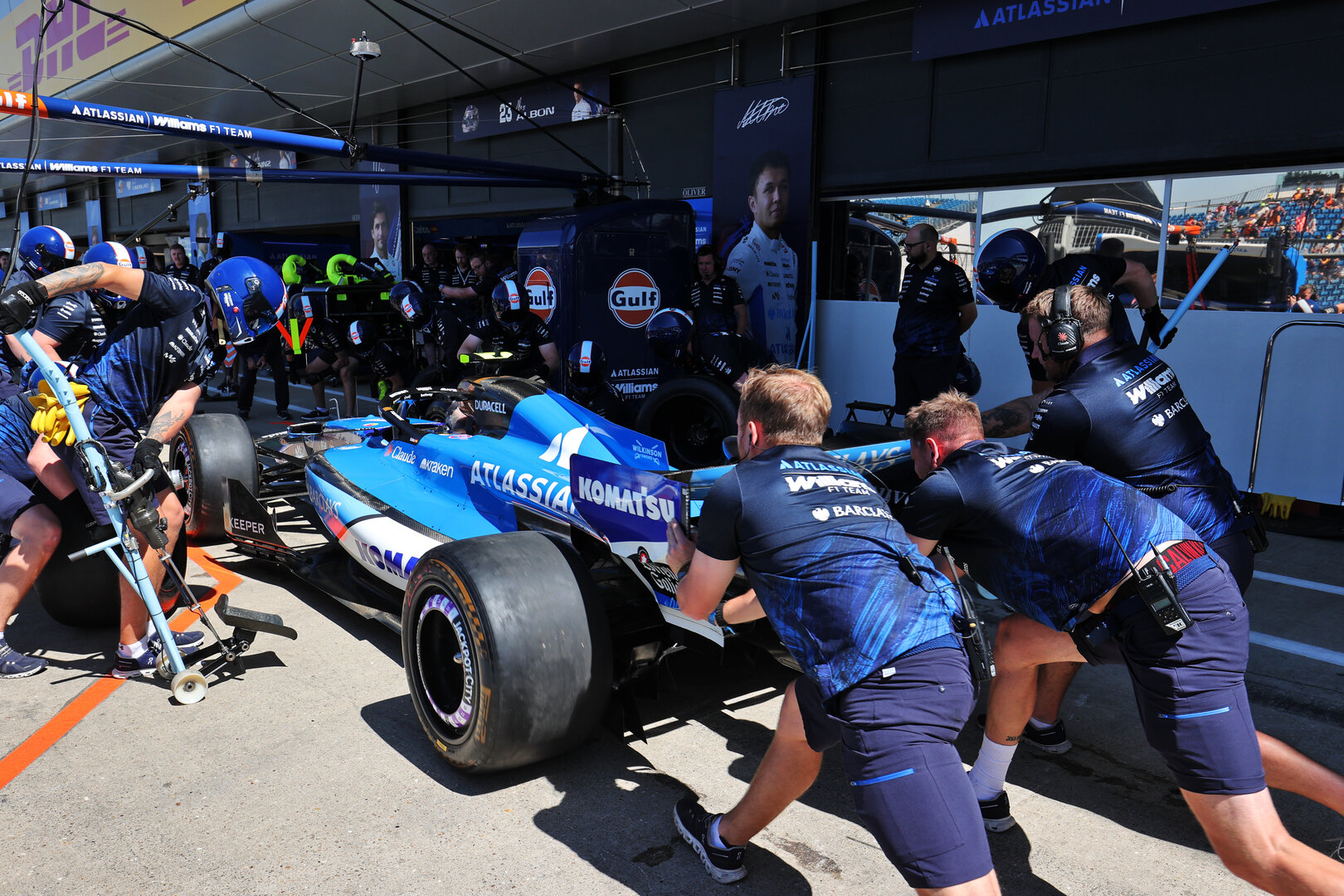 GP GRAN BRETAGNA, Williams F1 Team practices a pit stop.
02.07.2026. Formula 1 World Championship, Rd 9, British Grand Prix, Silverstone, England, Preparation Day.
- www.xpbimages.com, EMail: requests@xpbimages.com © Copyright: Davenport / XPB Images