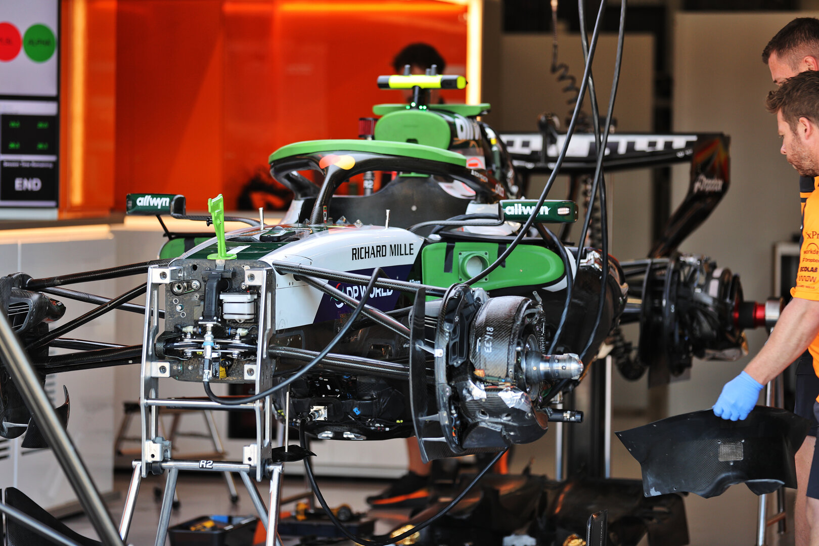 GP GRAN BRETAGNA, McLaren F1 Team MCL40 being built in the pit garage.
02.07.2026. Formula 1 World Championship, Rd 9, British Grand Prix, Silverstone, England, Preparation Day.
- www.xpbimages.com, EMail: requests@xpbimages.com © Copyright: Davenport / XPB Images