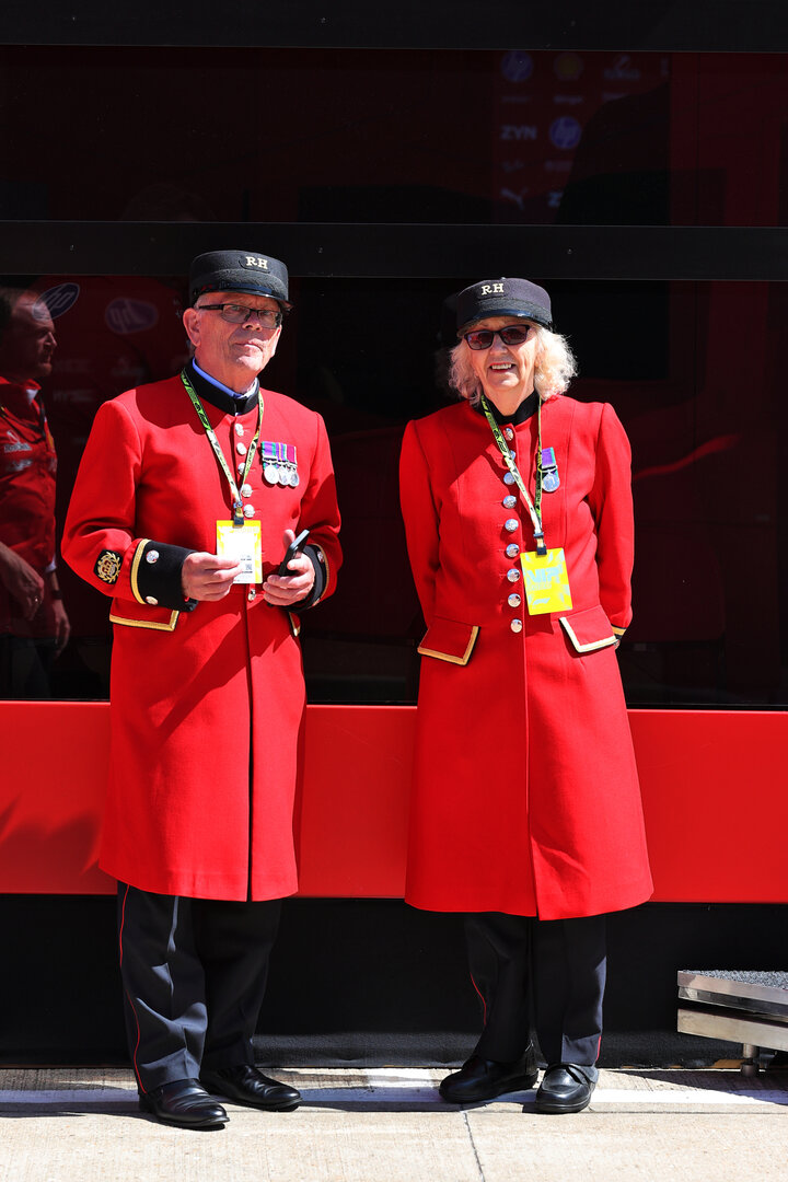 GP GRAN BRETAGNA, Paddock Atmosfera - Chelsea Pensioners.
02.07.2026. Formula 1 World Championship, Rd 9, British Grand Prix, Silverstone, England, Preparation Day.
- www.xpbimages.com, EMail: requests@xpbimages.com © Copyright: Davenport / XPB Images