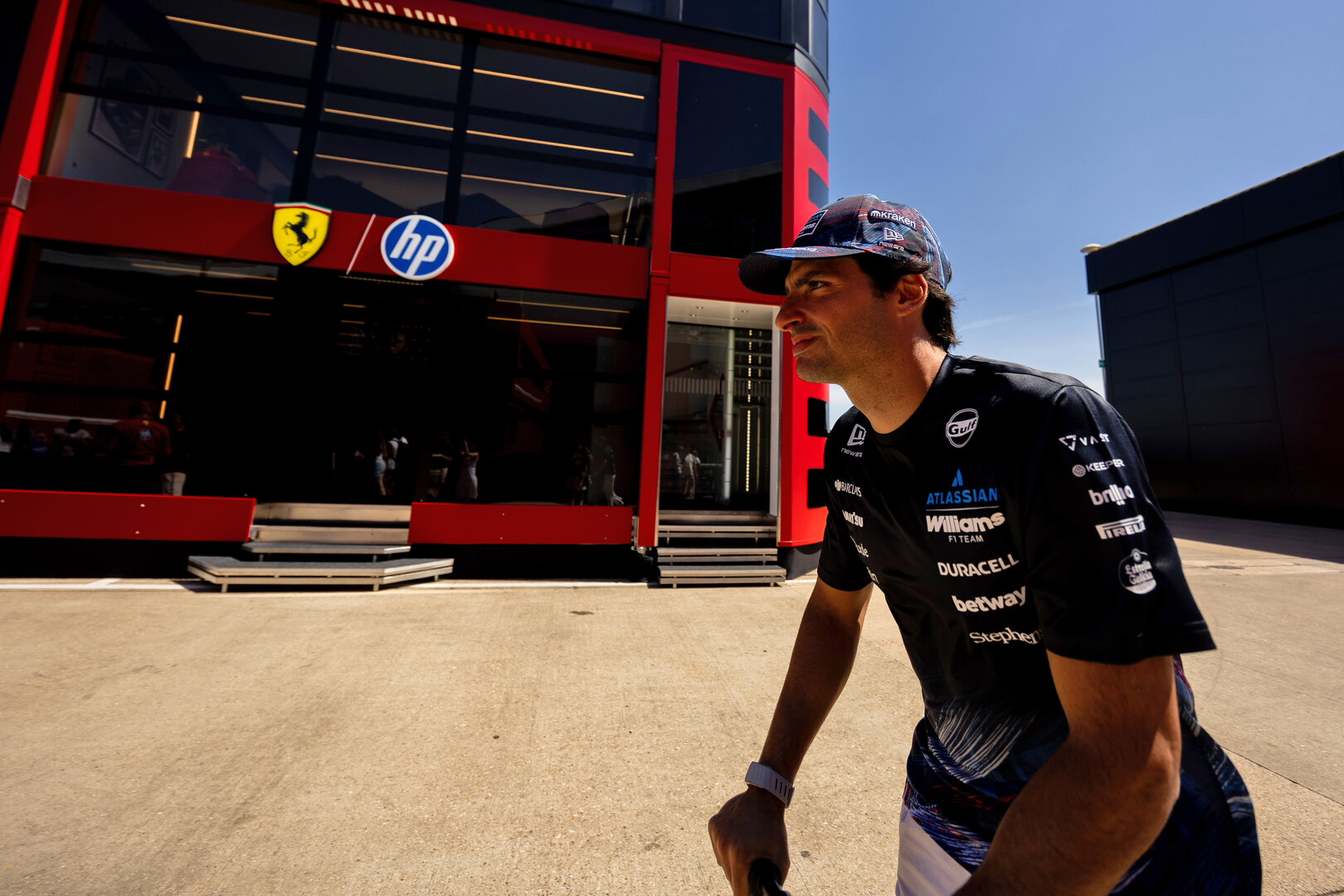 GP GRAN BRETAGNA, Carlos Sainz (ESP) Williams F1 Team.
02.07.2026. Formula 1 World Championship, Rd 9, British Grand Prix, Silverstone, England, Preparation Day.
- www.xpbimages.com, EMail: requests@xpbimages.com © Copyright: Davenport / XPB Images