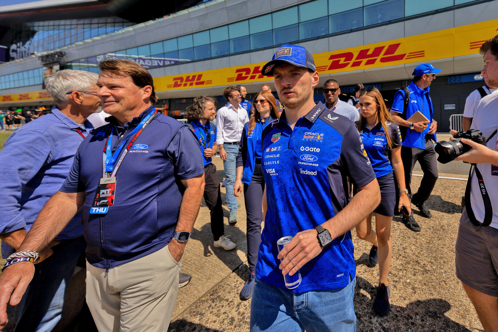 GP GRAN BRETAGNA, (L to R): Jim Farley (USA) Ford CEO with Max Verstappen (NLD) Red Bull Racing.
02.07.2026. Formula 1 World Championship, Rd 9, British Grand Prix, Silverstone, England, Preparation Day.
- www.xpbimages.com, EMail: requests@xpbimages.com © Copyright: Davenport / XPB Images