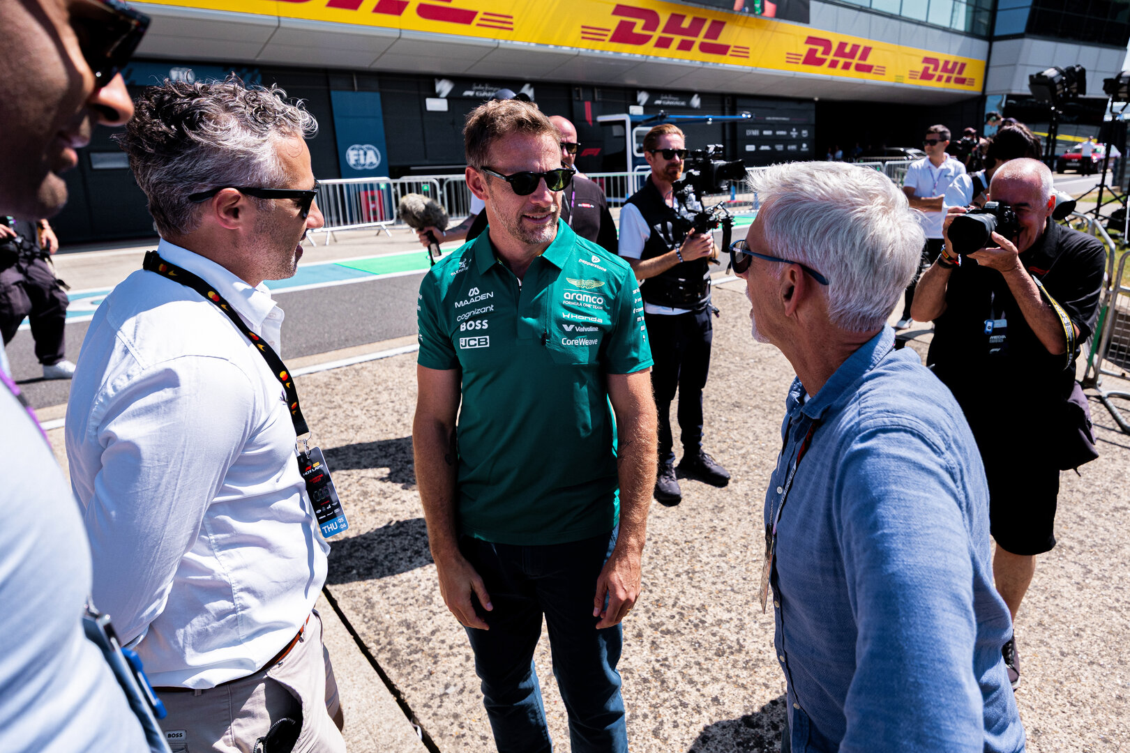 GP GRAN BRETAGNA, Jenson Button (GBR) Sky Sports F1 Presenter / Aston Martin F1 Team Ambassador (Centre) with Damon Hill (GBR) (Right).
02.07.2026. Formula 1 World Championship, Rd 9, British Grand Prix, Silverstone, England, Preparation Day.
- www.xpbimages.com, EMail: requests@xpbimages.com © Copyright: Davenport / XPB Images
