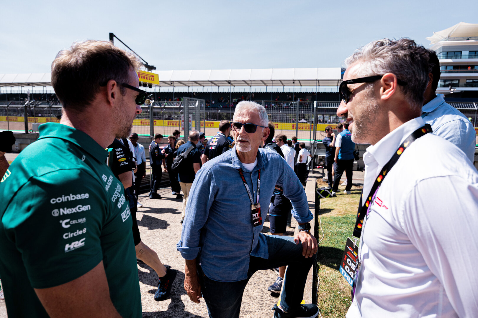 GP GRAN BRETAGNA, Jenson Button (GBR) Sky Sports F1 Presenter / Aston Martin F1 Team Ambassador (Left) with Damon Hill (GBR) (Centre).
02.07.2026. Formula 1 World Championship, Rd 9, British Grand Prix, Silverstone, England, Preparation Day.
- www.xpbimages.com, EMail: requests@xpbimages.com © Copyright: Davenport / XPB Images