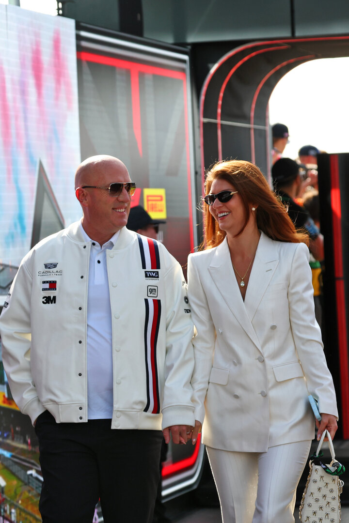 GP GRAN BRETAGNA, (L to R): Dan Towriss (USA) Cadillac F1 Team e TWG Motorsports CEO with sua moglie Cassidy Towriss (USA).
03.07.2026. Formula 1 World Championship, Rd 9, British Grand Prix, Silverstone, England, Sprint Qualifiche Day.
- www.xpbimages.com, EMail: requests@xpbimages.com © Copyright: Bearne / XPB Images