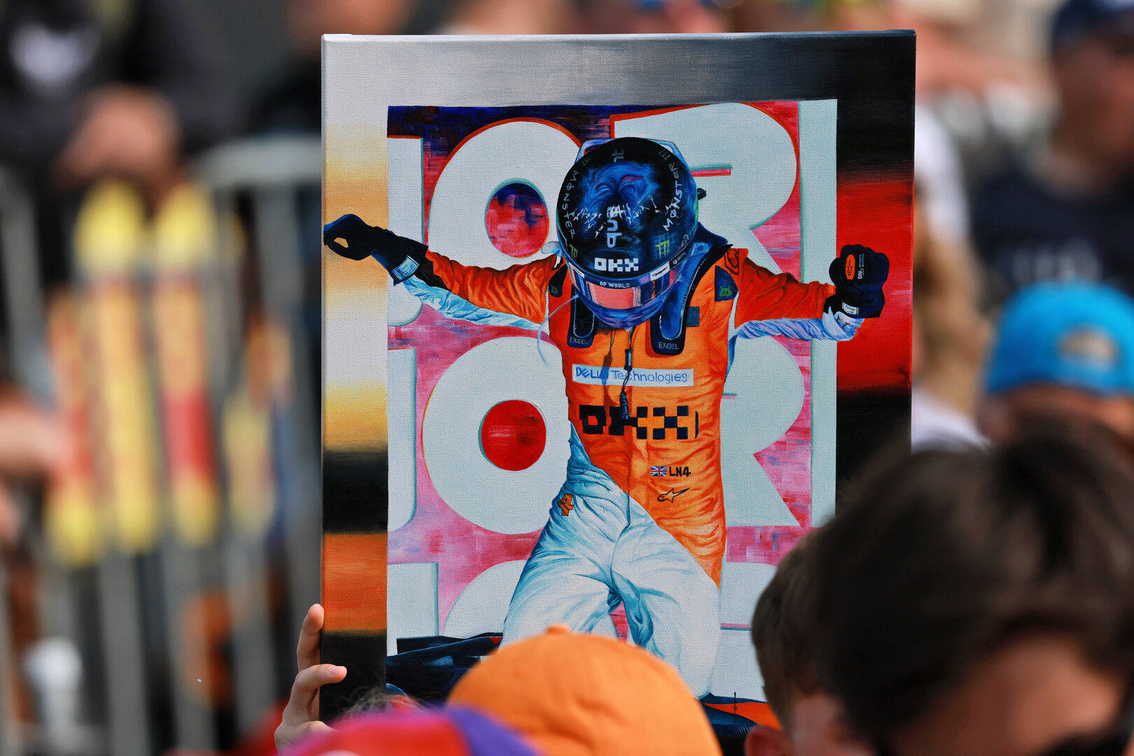 GP GRAN BRETAGNA, Circuit Atmosfera - Lando Norris (GBR) McLaren F1 Team fans.
03.07.2026. Formula 1 World Championship, Rd 9, British Grand Prix, Silverstone, England, Sprint Qualifiche Day.
- www.xpbimages.com, EMail: requests@xpbimages.com © Copyright: Charniaux / XPB Images