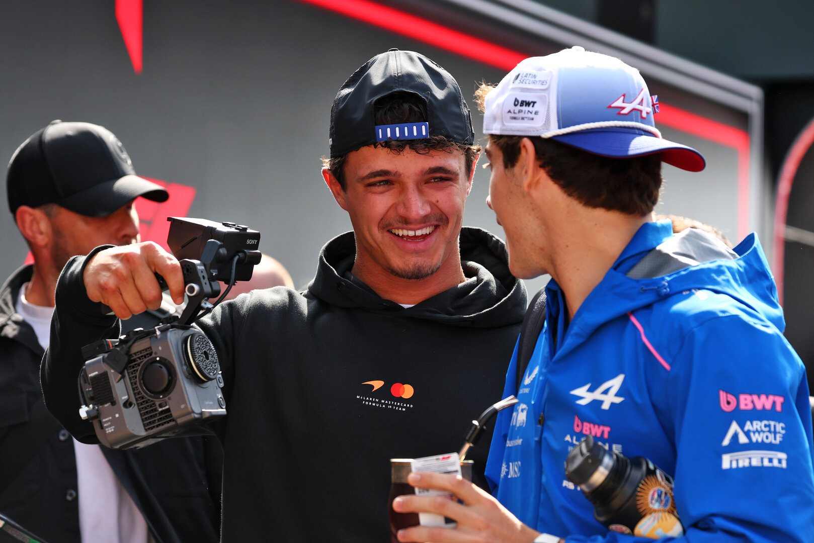 GP GRAN BRETAGNA, (L to R): Lando Norris (GBR) McLaren F1 Team with Franco Colapinto (ARG) Alpine F1 Team A526.
03.07.2026. Formula 1 World Championship, Rd 9, British Grand Prix, Silverstone, England, Sprint Qualifiche Day.
- www.xpbimages.com, EMail: requests@xpbimages.com © Copyright: Bearne / XPB Images