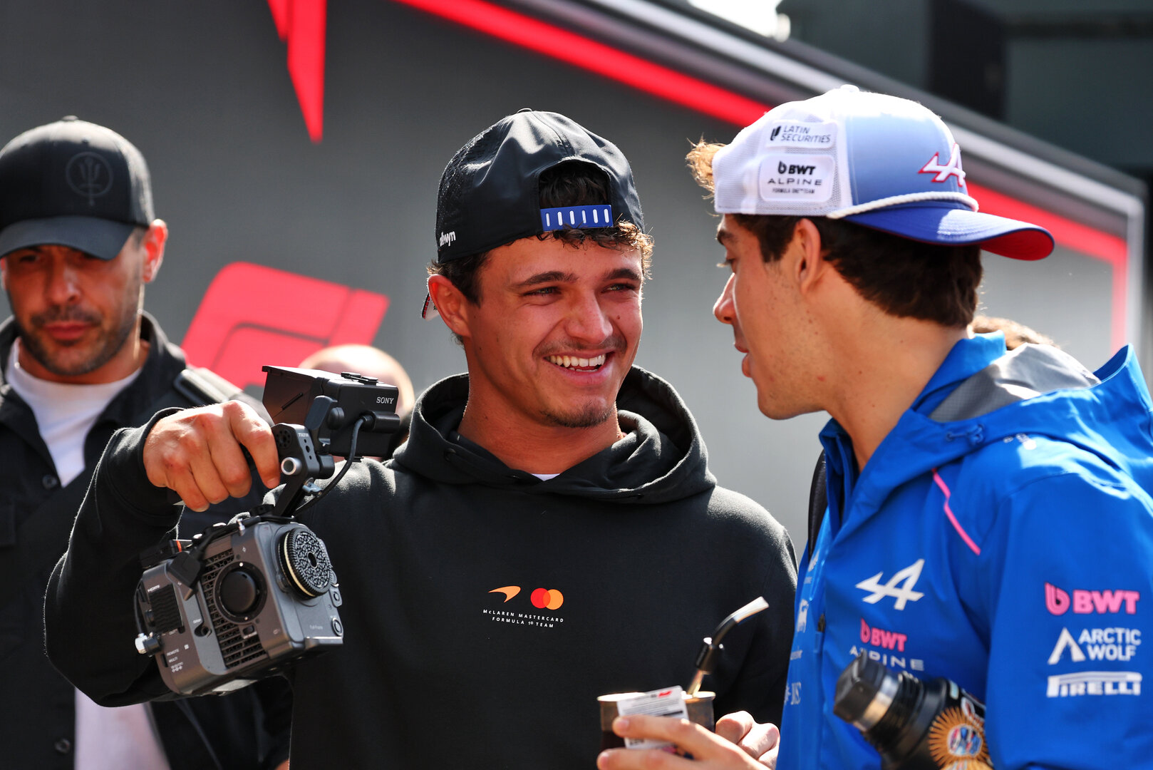 GP GRAN BRETAGNA, (L to R): Lando Norris (GBR) McLaren F1 Team with Franco Colapinto (ARG) Alpine F1 Team A526.
03.07.2026. Formula 1 World Championship, Rd 9, British Grand Prix, Silverstone, England, Sprint Qualifiche Day.
- www.xpbimages.com, EMail: requests@xpbimages.com © Copyright: Bearne / XPB Images