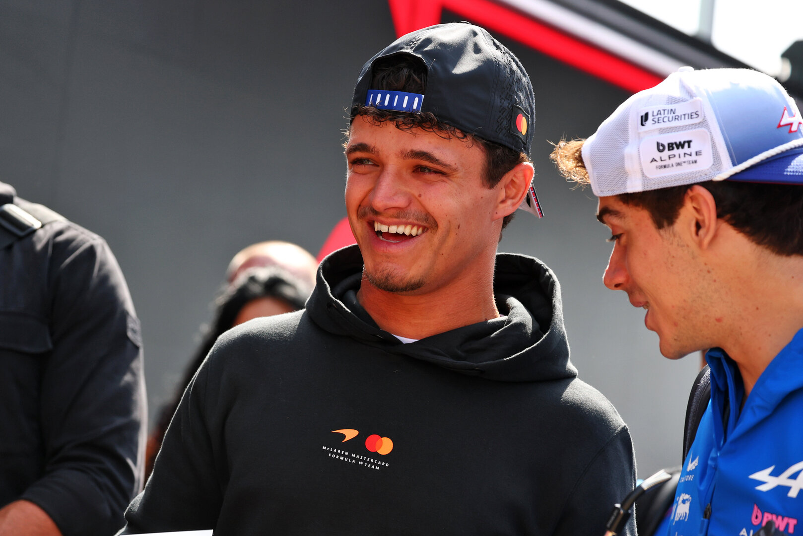 GP GRAN BRETAGNA, (L to R): Lando Norris (GBR) McLaren F1 Team with Franco Colapinto (ARG) Alpine F1 Team A526.
03.07.2026. Formula 1 World Championship, Rd 9, British Grand Prix, Silverstone, England, Sprint Qualifiche Day.
- www.xpbimages.com, EMail: requests@xpbimages.com © Copyright: Bearne / XPB Images