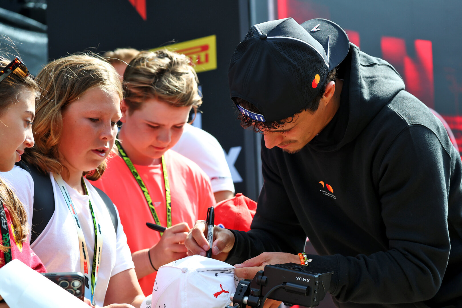 GP GRAN BRETAGNA, Lando Norris (GBR) McLaren F1 Team with fans.
03.07.2026. Formula 1 World Championship, Rd 9, British Grand Prix, Silverstone, England, Sprint Qualifiche Day.
- www.xpbimages.com, EMail: requests@xpbimages.com © Copyright: Bearne / XPB Images