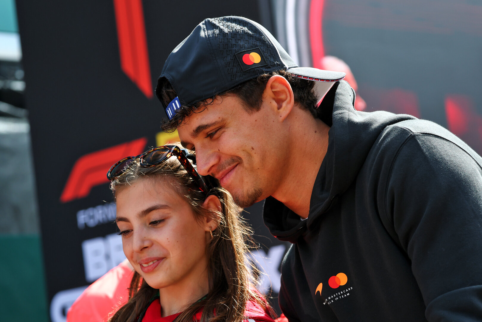GP GRAN BRETAGNA, Lando Norris (GBR) McLaren F1 Team with fan.
03.07.2026. Formula 1 World Championship, Rd 9, British Grand Prix, Silverstone, England, Sprint Qualifiche Day.
- www.xpbimages.com, EMail: requests@xpbimages.com © Copyright: Bearne / XPB Images