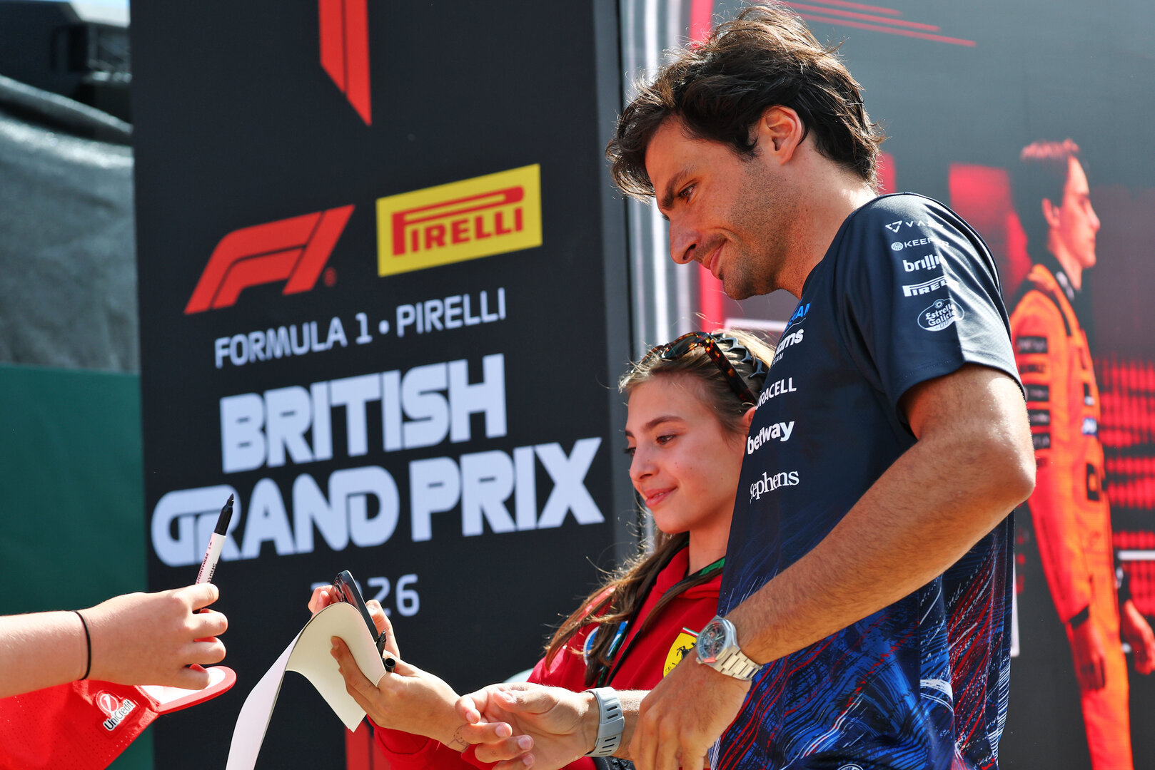 GP GRAN BRETAGNA, Carlos Sainz (ESP) Williams F1 Team with fan.
03.07.2026. Formula 1 World Championship, Rd 9, British Grand Prix, Silverstone, England, Sprint Qualifiche Day.
- www.xpbimages.com, EMail: requests@xpbimages.com © Copyright: Bearne / XPB Images