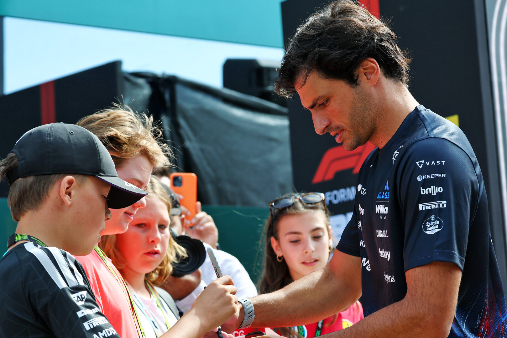 GP GRAN BRETAGNA, Carlos Sainz (ESP) Williams F1 Team with fans.
03.07.2026. Formula 1 World Championship, Rd 9, British Grand Prix, Silverstone, England, Sprint Qualifiche Day.
- www.xpbimages.com, EMail: requests@xpbimages.com © Copyright: Bearne / XPB Images