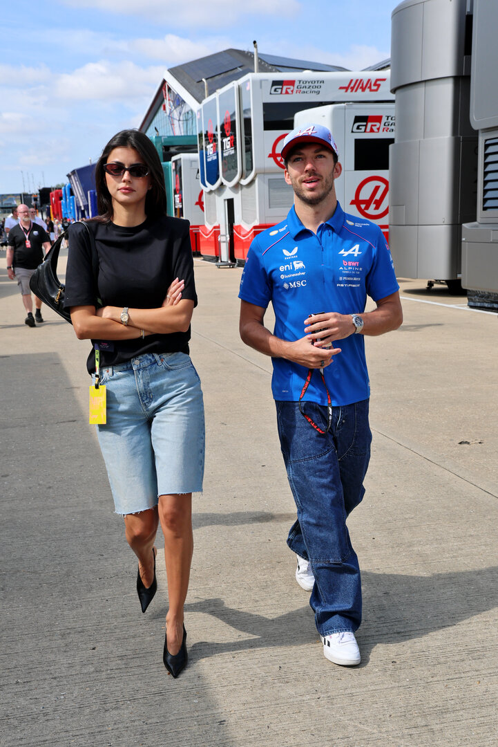 GP GRAN BRETAGNA, (L to R): Kika Cerqueira Gomes (POR) with her boyfriend Pierre Gasly (FRA) Alpine F1 Team.
03.07.2026. Formula 1 World Championship, Rd 9, British Grand Prix, Silverstone, England, Sprint Qualifiche Day.
- www.xpbimages.com, EMail: requests@xpbimages.com © Copyright: Batchelor / XPB Images