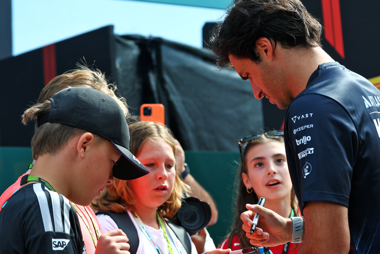 GP GRAN BRETAGNA, Carlos Sainz (ESP) Williams F1 Team with fans.
03.07.2026. Formula 1 World Championship, Rd 9, British Grand Prix, Silverstone, England, Sprint Qualifiche Day.
- www.xpbimages.com, EMail: requests@xpbimages.com © Copyright: Bearne / XPB Images