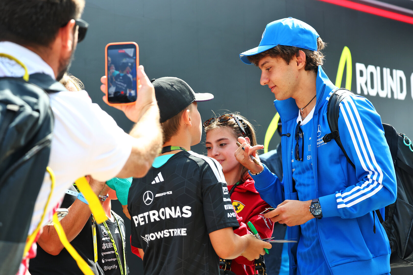 GP GRAN BRETAGNA, Andrea Kimi Antonelli (ITA) Mercedes AMG Formula One Team with fans.
03.07.2026. Formula 1 World Championship, Rd 9, British Grand Prix, Silverstone, England, Sprint Qualifiche Day.
- www.xpbimages.com, EMail: requests@xpbimages.com © Copyright: Bearne / XPB Images