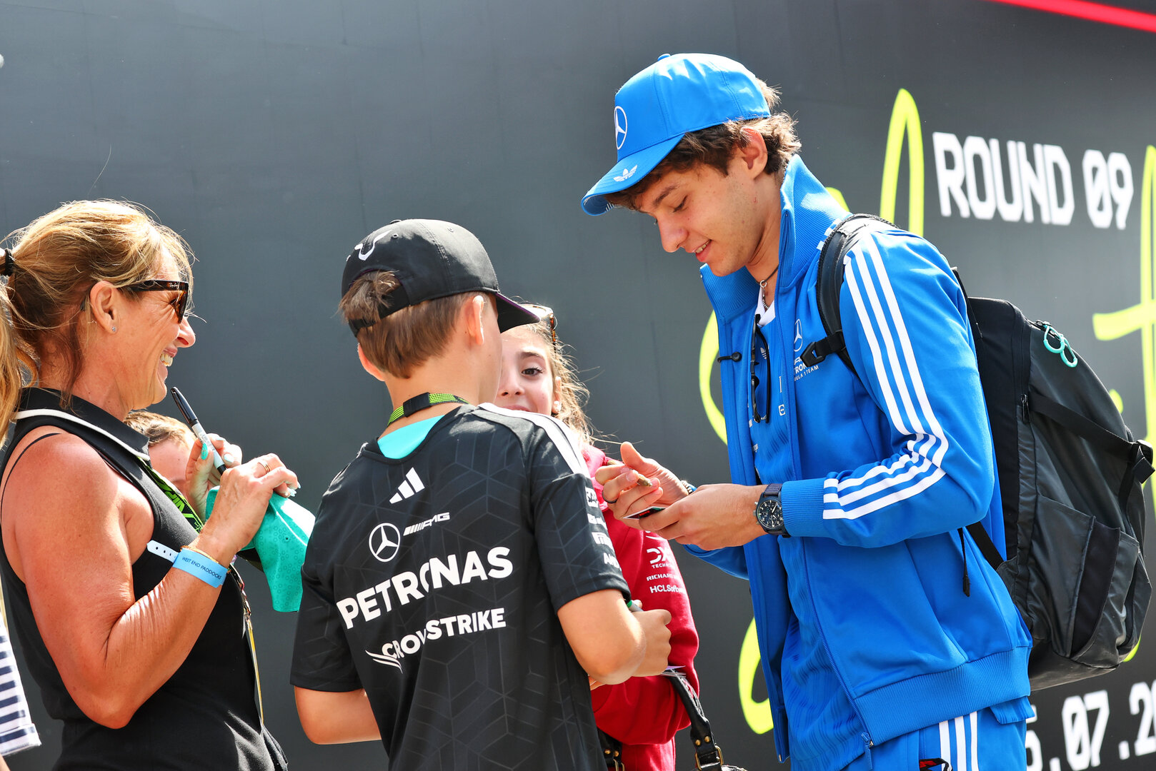 GP GRAN BRETAGNA, Andrea Kimi Antonelli (ITA) Mercedes AMG Formula One Team with fans.
03.07.2026. Formula 1 World Championship, Rd 9, British Grand Prix, Silverstone, England, Sprint Qualifiche Day.
- www.xpbimages.com, EMail: requests@xpbimages.com © Copyright: Bearne / XPB Images