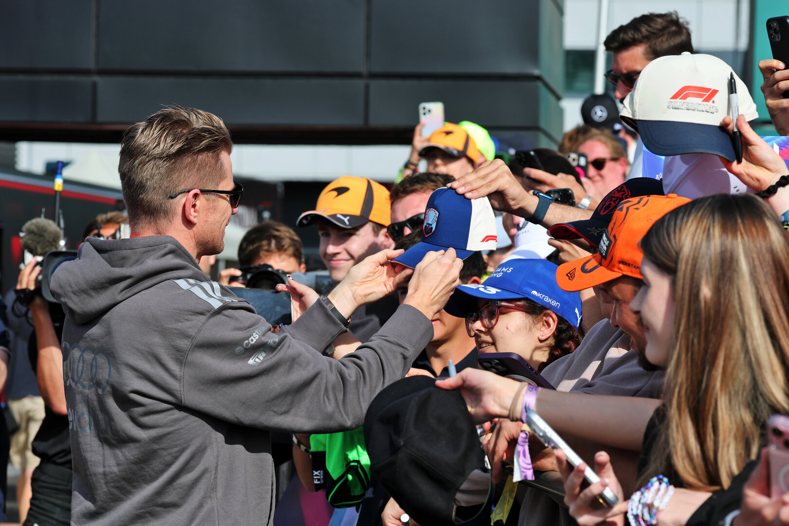 GP GRAN BRETAGNA, Nico Hulkenberg (GER) Audi F1 Team with fans.
03.07.2026. Formula 1 World Championship, Rd 9, British Grand Prix, Silverstone, England, Sprint Qualifiche Day.
- www.xpbimages.com, EMail: requests@xpbimages.com © Copyright: Moy / XPB Images