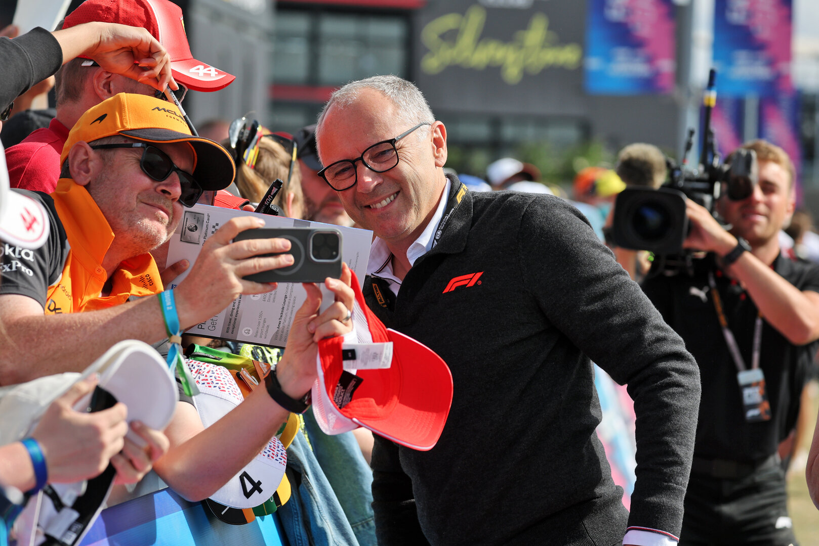 GP GRAN BRETAGNA, Stefano Domenicali (ITA) Formula One President e CEO with fans.
03.07.2026. Formula 1 World Championship, Rd 9, British Grand Prix, Silverstone, England, Sprint Qualifiche Day.
- www.xpbimages.com, EMail: requests@xpbimages.com © Copyright: Moy / XPB Images