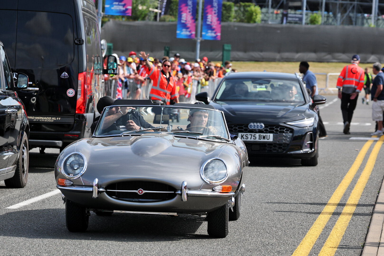 GP GRAN BRETAGNA, Lando Norris (GBR) McLaren F1 Team arrives at the paddock in a Jaguar E-Type.
03.07.2026. Formula 1 World Championship, Rd 9, British Grand Prix, Silverstone, England, Sprint Qualifiche Day.
- www.xpbimages.com, EMail: requests@xpbimages.com © Copyright: Moy / XPB Images
