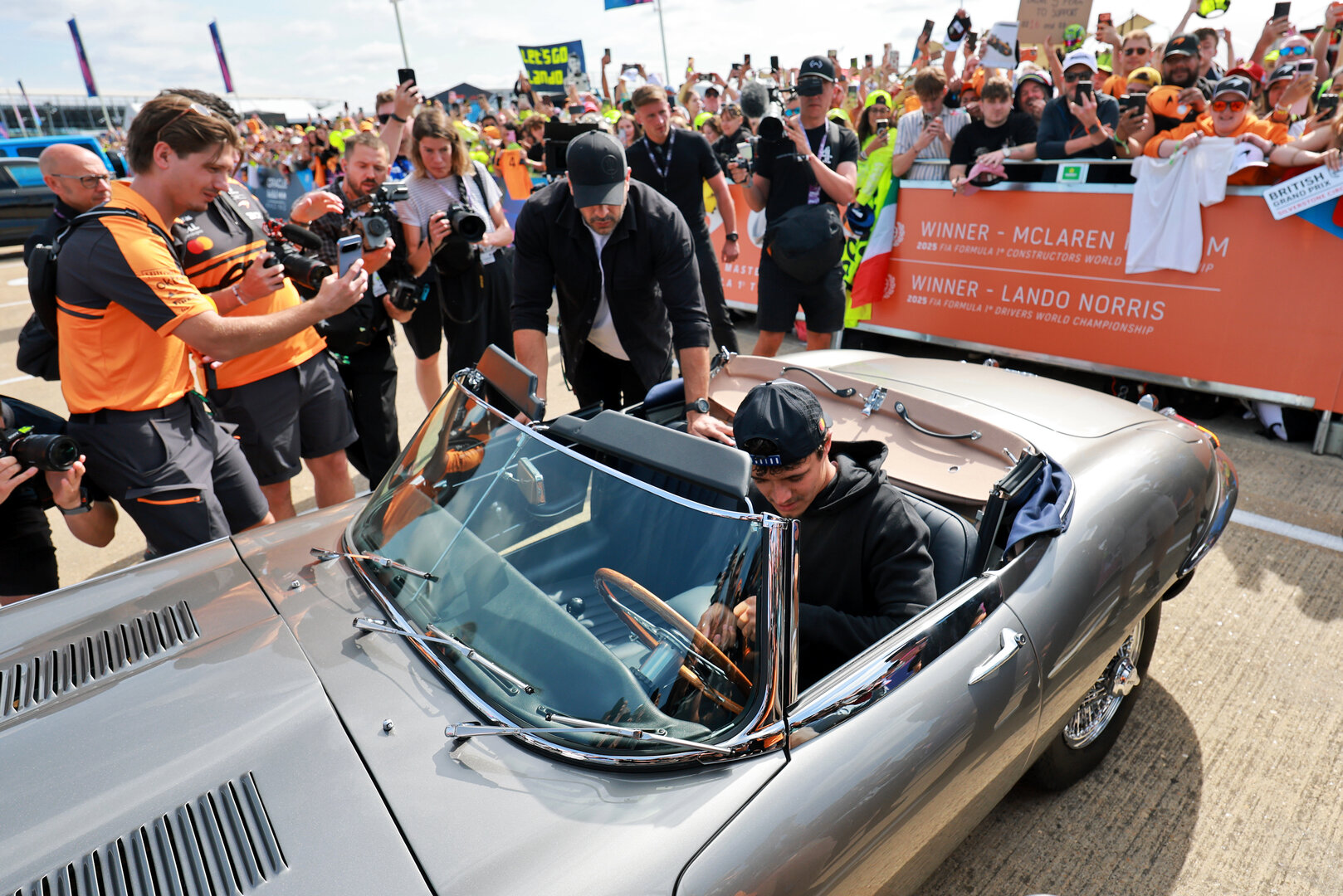 GP GRAN BRETAGNA, Lando Norris (GBR) McLaren F1 Team arrives at the paddock in a Jaguar E-Type.
03.07.2026. Formula 1 World Championship, Rd 9, British Grand Prix, Silverstone, England, Sprint Qualifiche Day.
- www.xpbimages.com, EMail: requests@xpbimages.com © Copyright: Moy / XPB Images