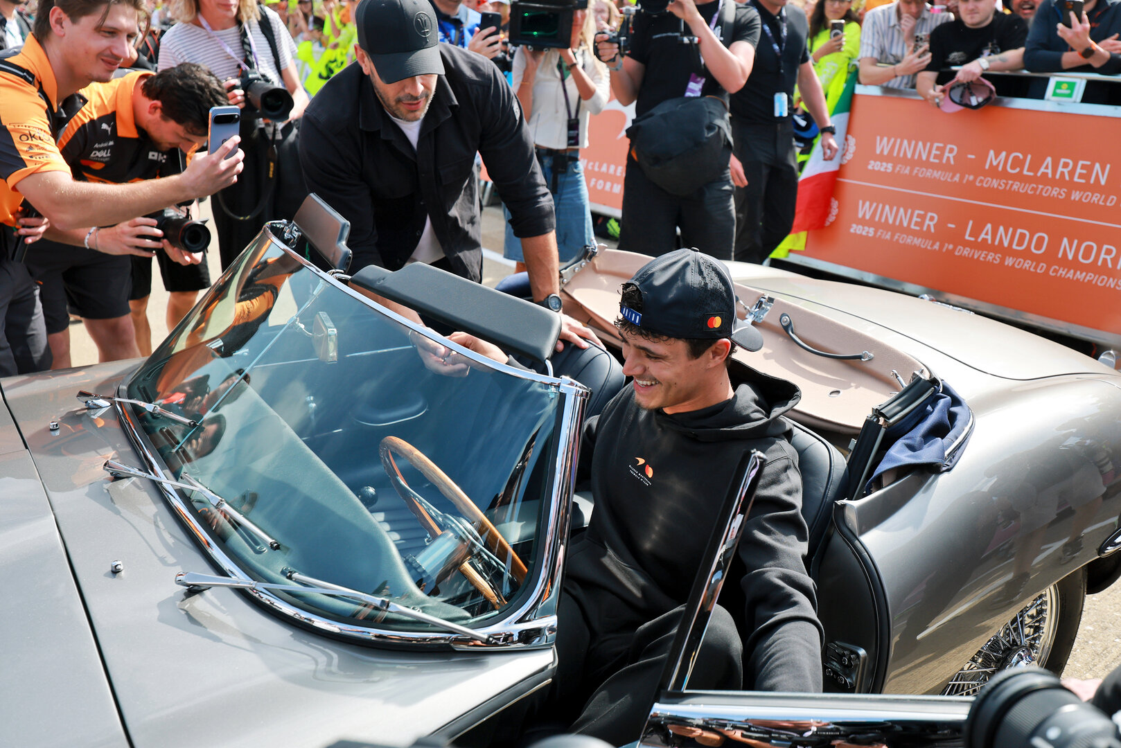 GP GRAN BRETAGNA, Lando Norris (GBR) McLaren F1 Team arrives at the paddock in a Jaguar E-Type.
03.07.2026. Formula 1 World Championship, Rd 9, British Grand Prix, Silverstone, England, Sprint Qualifiche Day.
- www.xpbimages.com, EMail: requests@xpbimages.com © Copyright: Moy / XPB Images