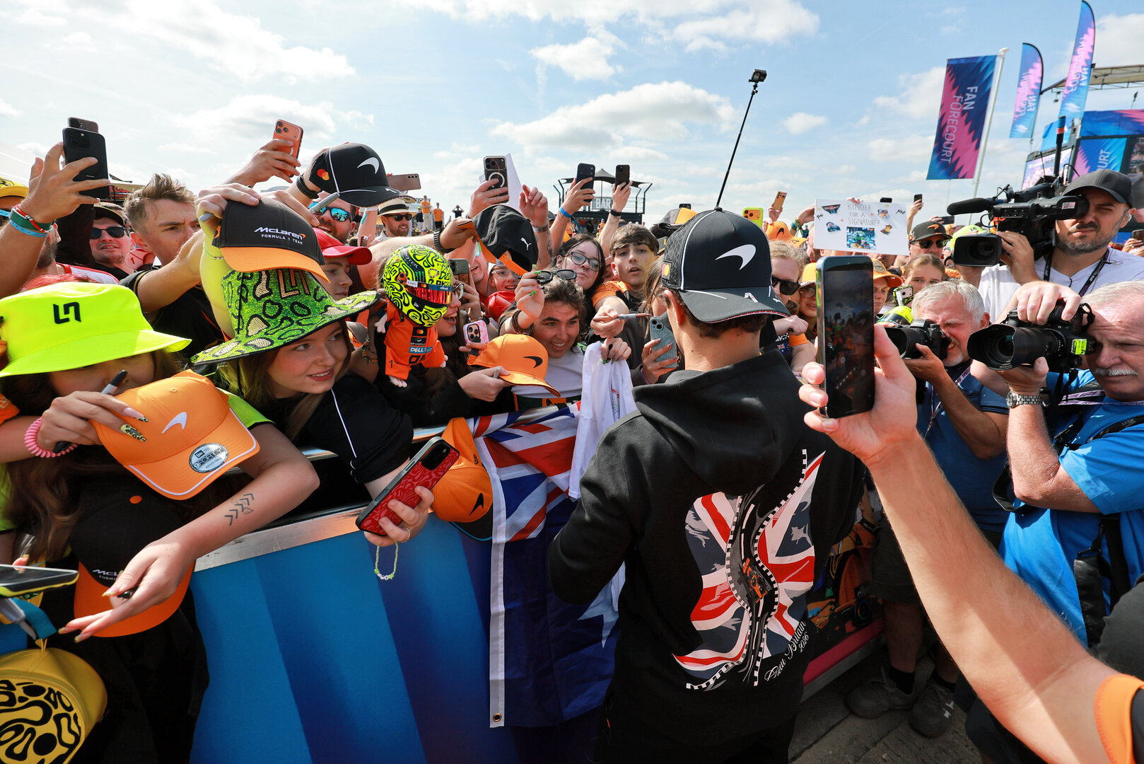 GP GRAN BRETAGNA, Lando Norris (GBR) McLaren F1 Team with fans.
03.07.2026. Formula 1 World Championship, Rd 9, British Grand Prix, Silverstone, England, Sprint Qualifiche Day.
- www.xpbimages.com, EMail: requests@xpbimages.com © Copyright: Moy / XPB Images