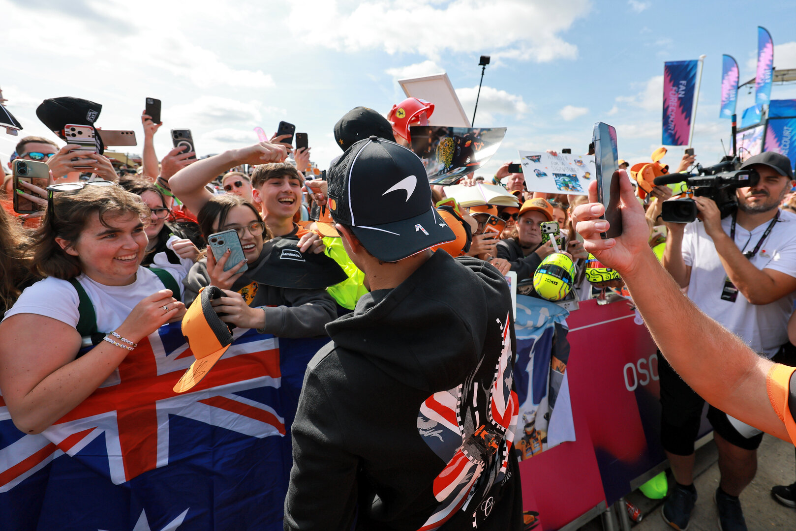 GP GRAN BRETAGNA, Lando Norris (GBR) McLaren F1 Team with fans.
03.07.2026. Formula 1 World Championship, Rd 9, British Grand Prix, Silverstone, England, Sprint Qualifiche Day.
- www.xpbimages.com, EMail: requests@xpbimages.com © Copyright: Moy / XPB Images