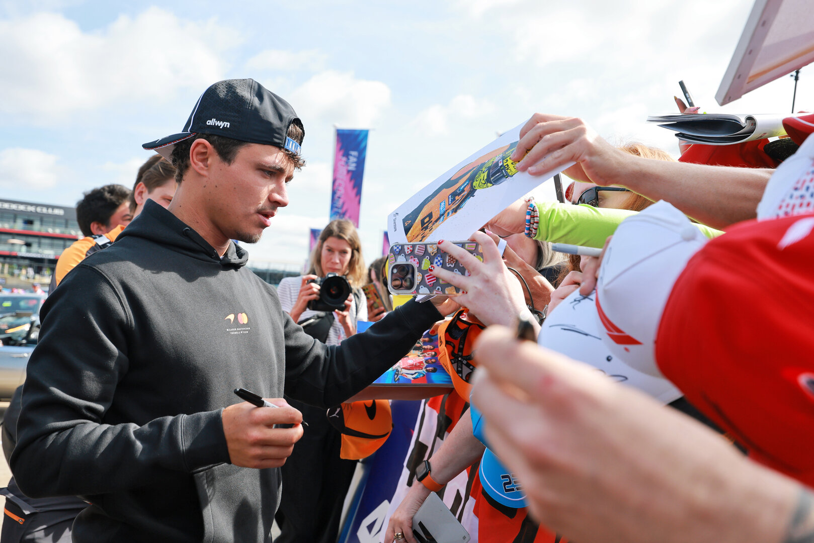 GP GRAN BRETAGNA, Lando Norris (GBR) McLaren F1 Team with fans.
03.07.2026. Formula 1 World Championship, Rd 9, British Grand Prix, Silverstone, England, Sprint Qualifiche Day.
- www.xpbimages.com, EMail: requests@xpbimages.com © Copyright: Moy / XPB Images