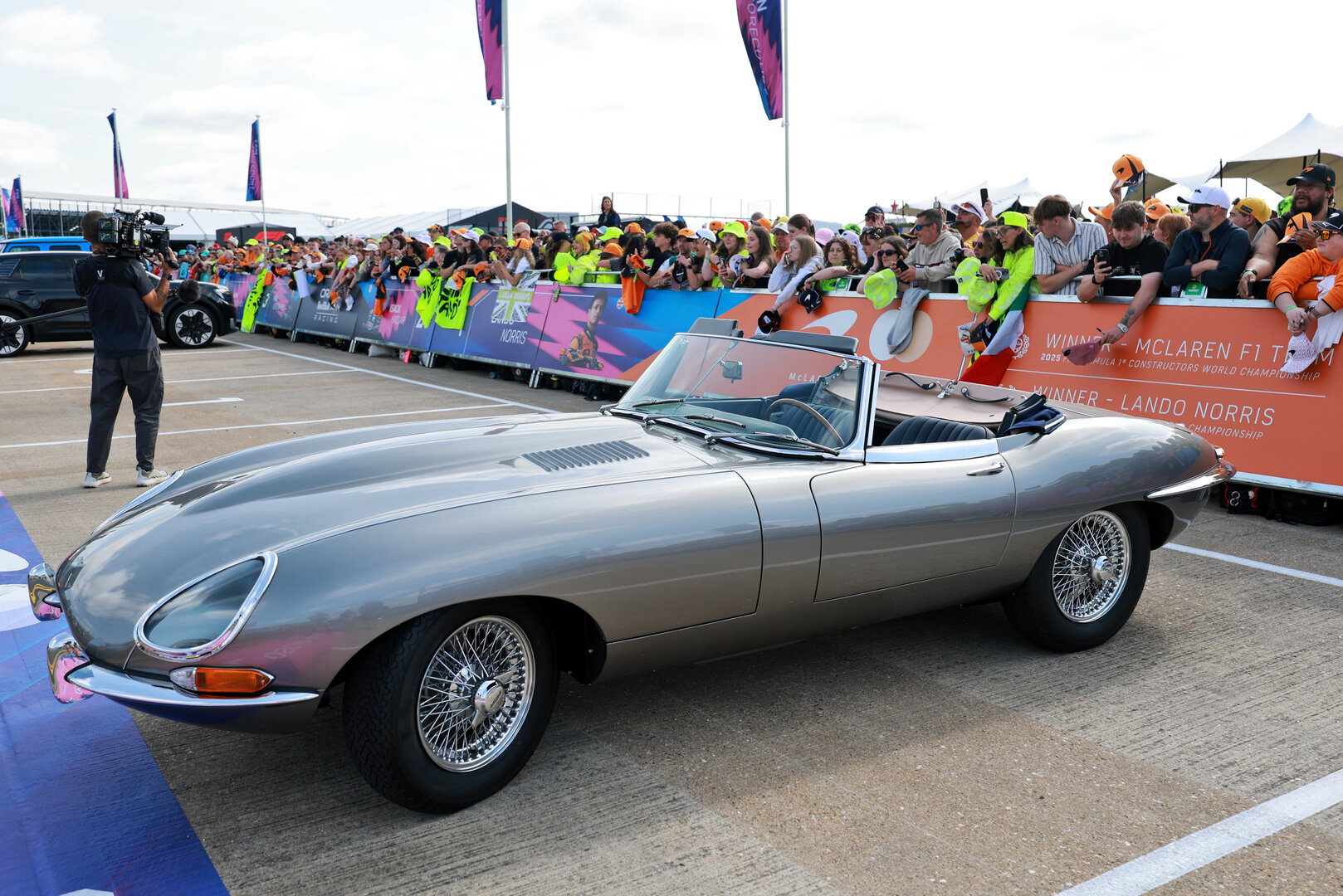 GP GRAN BRETAGNA, Lando Norris (GBR) McLaren F1 Team arrives at the paddock in a Jaguar E-Type.
03.07.2026. Formula 1 World Championship, Rd 9, British Grand Prix, Silverstone, England, Sprint Qualifiche Day.
- www.xpbimages.com, EMail: requests@xpbimages.com © Copyright: Moy / XPB Images