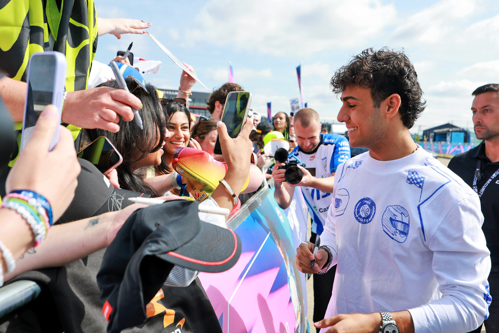 GP GRAN BRETAGNA, Arvid Lindblad (GBR) Racing Bulls Formula One Team with fans.
03.07.2026. Formula 1 World Championship, Rd 9, British Grand Prix, Silverstone, England, Sprint Qualifiche Day.
- www.xpbimages.com, EMail: requests@xpbimages.com © Copyright: Moy / XPB Images