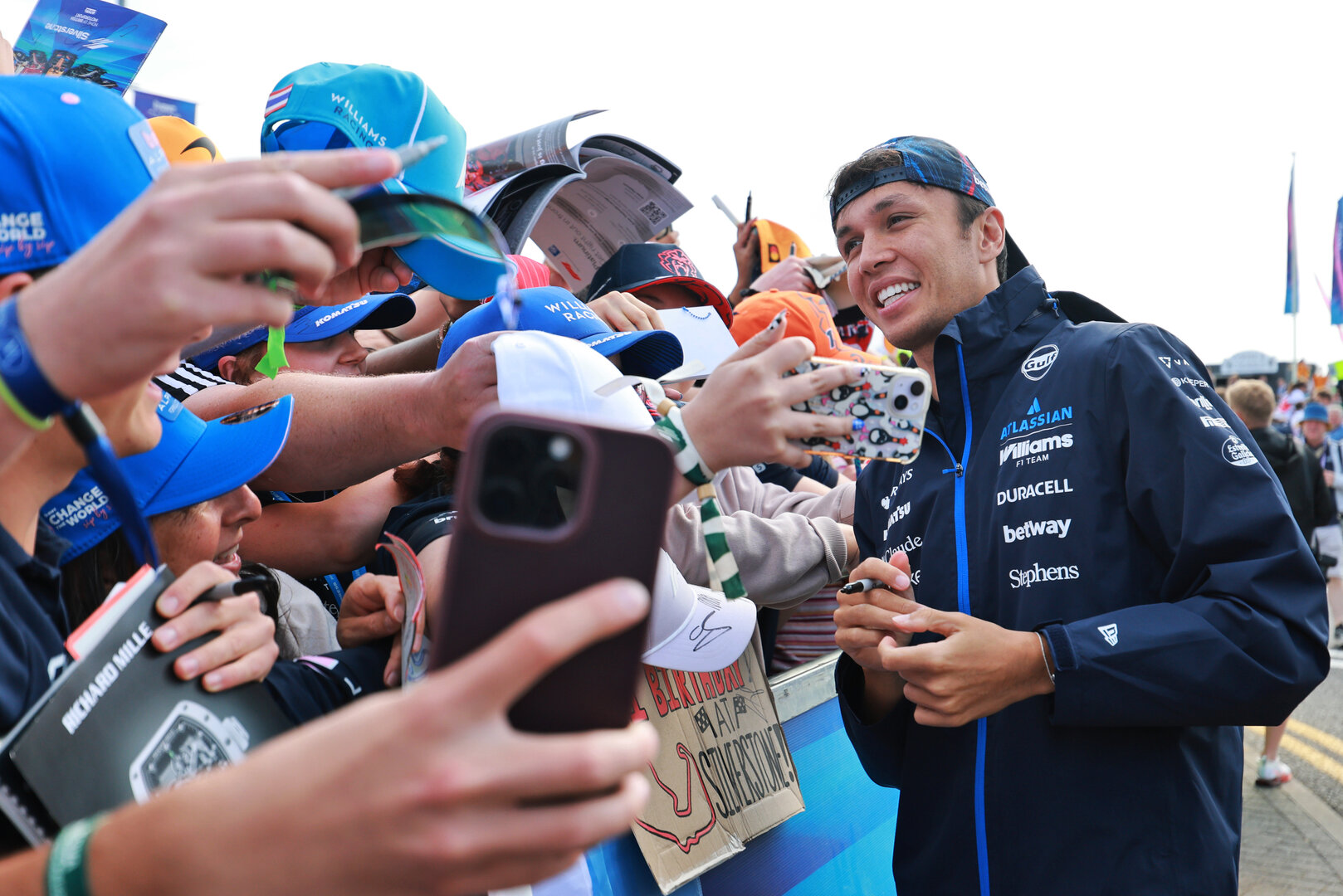 GP GRAN BRETAGNA, Alexander Albon (THA) Williams F1 Team with fans.
03.07.2026. Formula 1 World Championship, Rd 9, British Grand Prix, Silverstone, England, Sprint Qualifiche Day.
- www.xpbimages.com, EMail: requests@xpbimages.com © Copyright: Moy / XPB Images