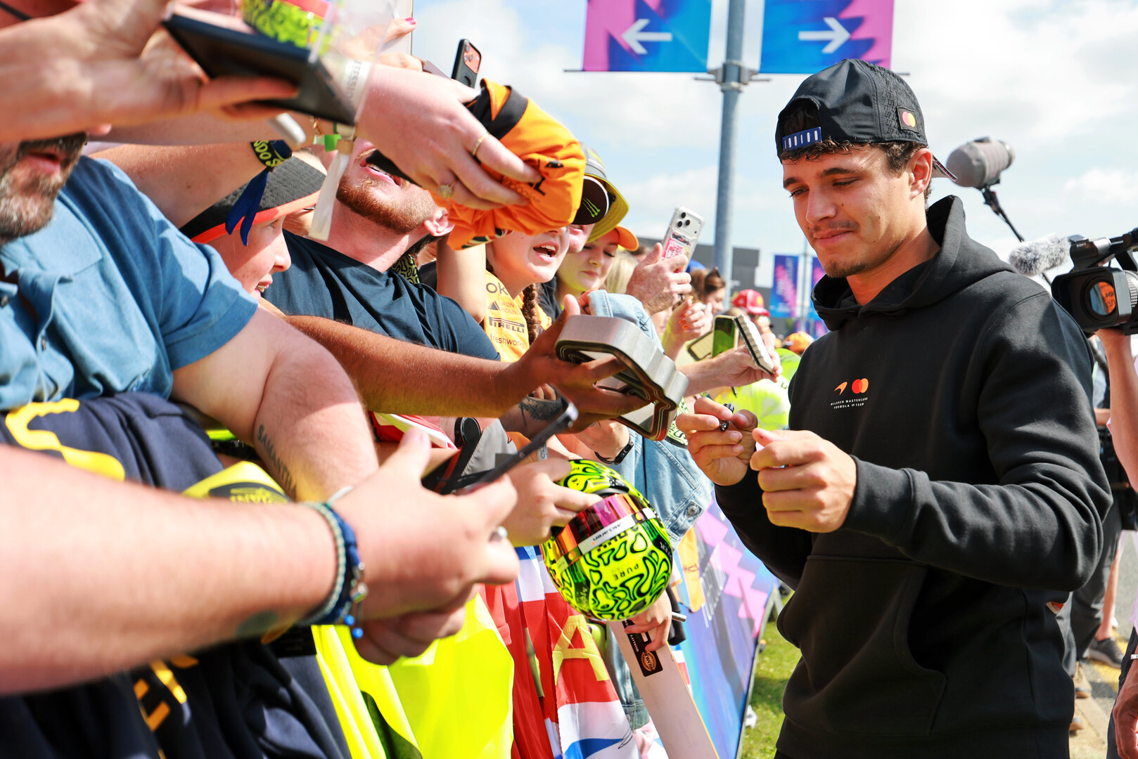 GP GRAN BRETAGNA, Lando Norris (GBR) McLaren F1 Team with fans.
03.07.2026. Formula 1 World Championship, Rd 9, British Grand Prix, Silverstone, England, Sprint Qualifiche Day.
- www.xpbimages.com, EMail: requests@xpbimages.com © Copyright: Moy / XPB Images