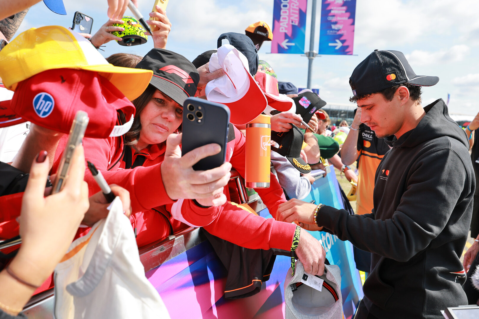 GP GRAN BRETAGNA, Lando Norris (GBR) McLaren F1 Team with fans.
03.07.2026. Formula 1 World Championship, Rd 9, British Grand Prix, Silverstone, England, Sprint Qualifiche Day.
- www.xpbimages.com, EMail: requests@xpbimages.com © Copyright: Moy / XPB Images