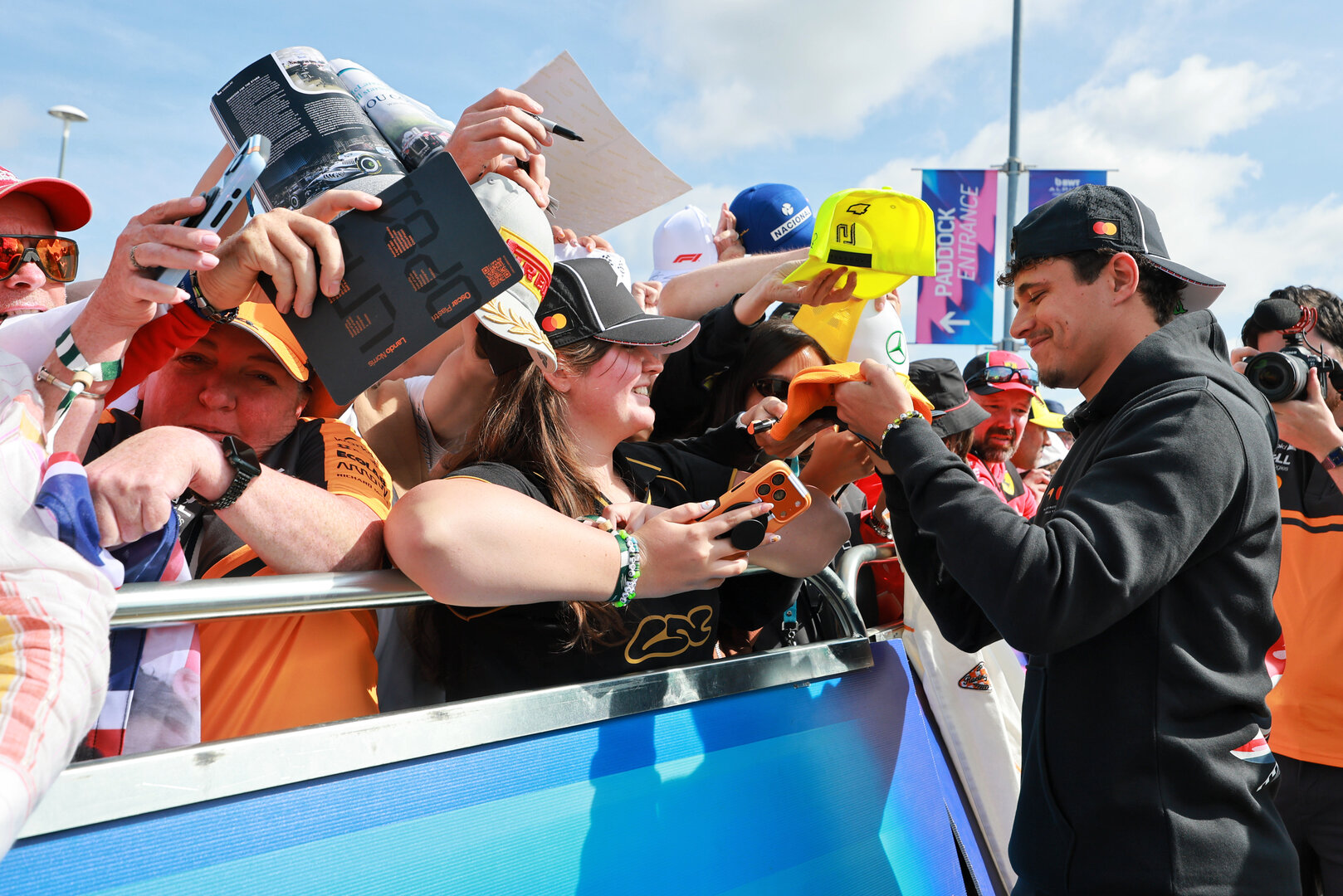 GP GRAN BRETAGNA, Lando Norris (GBR) McLaren F1 Team with fans.
03.07.2026. Formula 1 World Championship, Rd 9, British Grand Prix, Silverstone, England, Sprint Qualifiche Day.
- www.xpbimages.com, EMail: requests@xpbimages.com © Copyright: Moy / XPB Images
