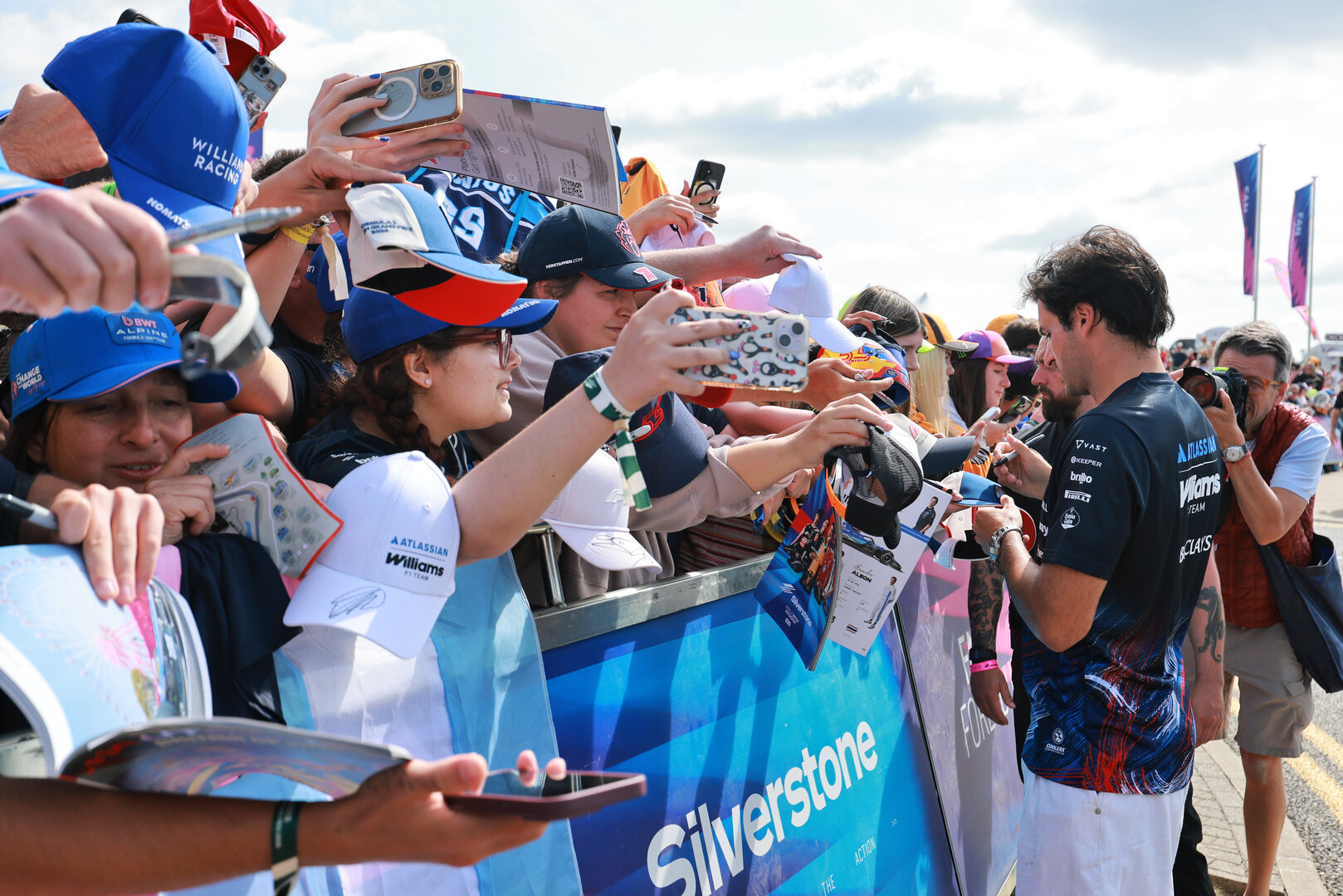 GP GRAN BRETAGNA, Carlos Sainz (ESP) Williams F1 Team with fans.
03.07.2026. Formula 1 World Championship, Rd 9, British Grand Prix, Silverstone, England, Sprint Qualifiche Day.
- www.xpbimages.com, EMail: requests@xpbimages.com © Copyright: Moy / XPB Images