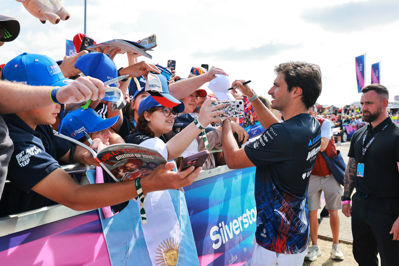 GP GRAN BRETAGNA, Carlos Sainz (ESP) Williams F1 Team with fans.
03.07.2026. Formula 1 World Championship, Rd 9, British Grand Prix, Silverstone, England, Sprint Qualifiche Day.
- www.xpbimages.com, EMail: requests@xpbimages.com © Copyright: Moy / XPB Images