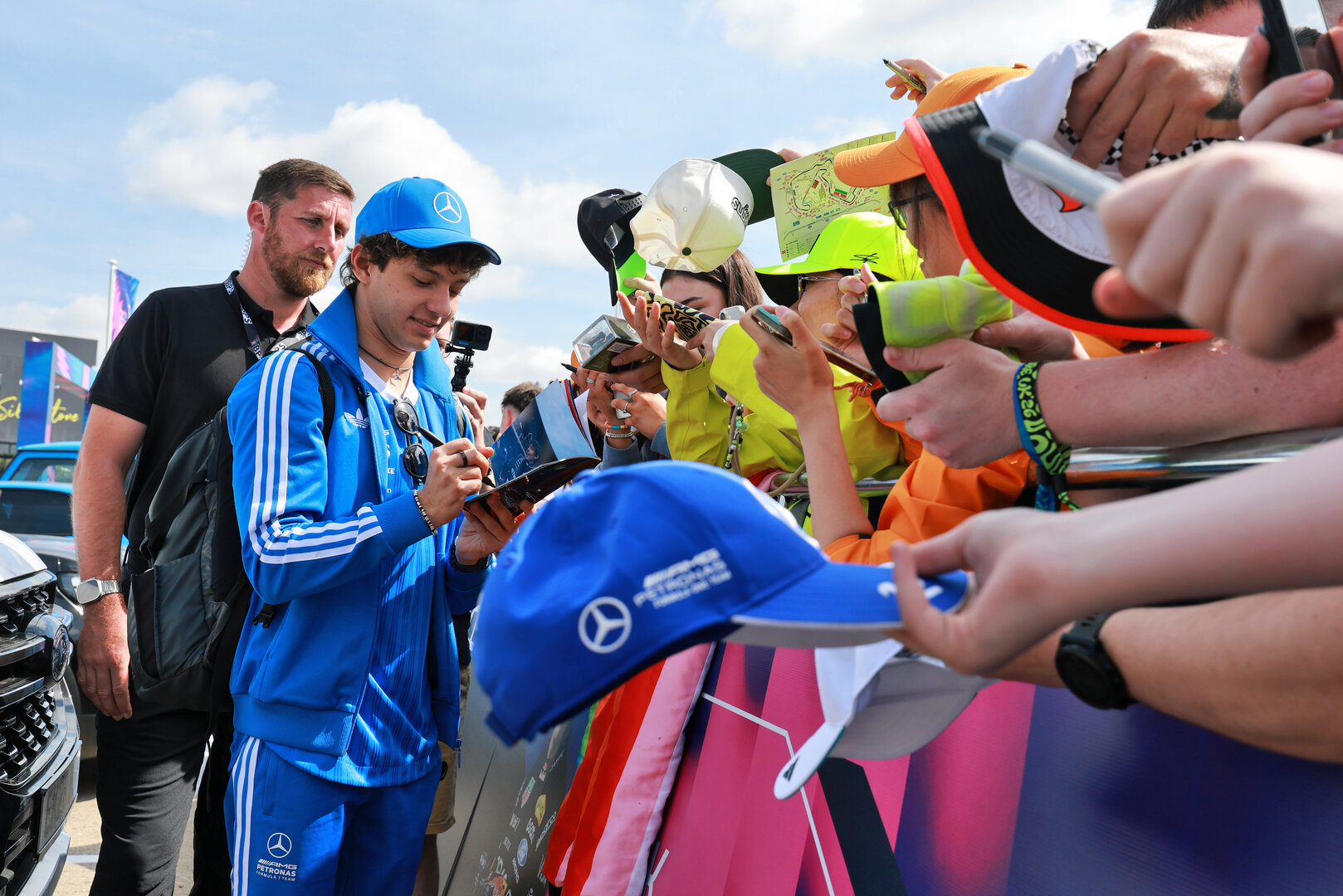 GP GRAN BRETAGNA, Franco Colapinto (ARG) Alpine F1 Team with fans.
03.07.2026. Formula 1 World Championship, Rd 9, British Grand Prix, Silverstone, England, Sprint Qualifiche Day.
- www.xpbimages.com, EMail: requests@xpbimages.com © Copyright: Moy / XPB Images
