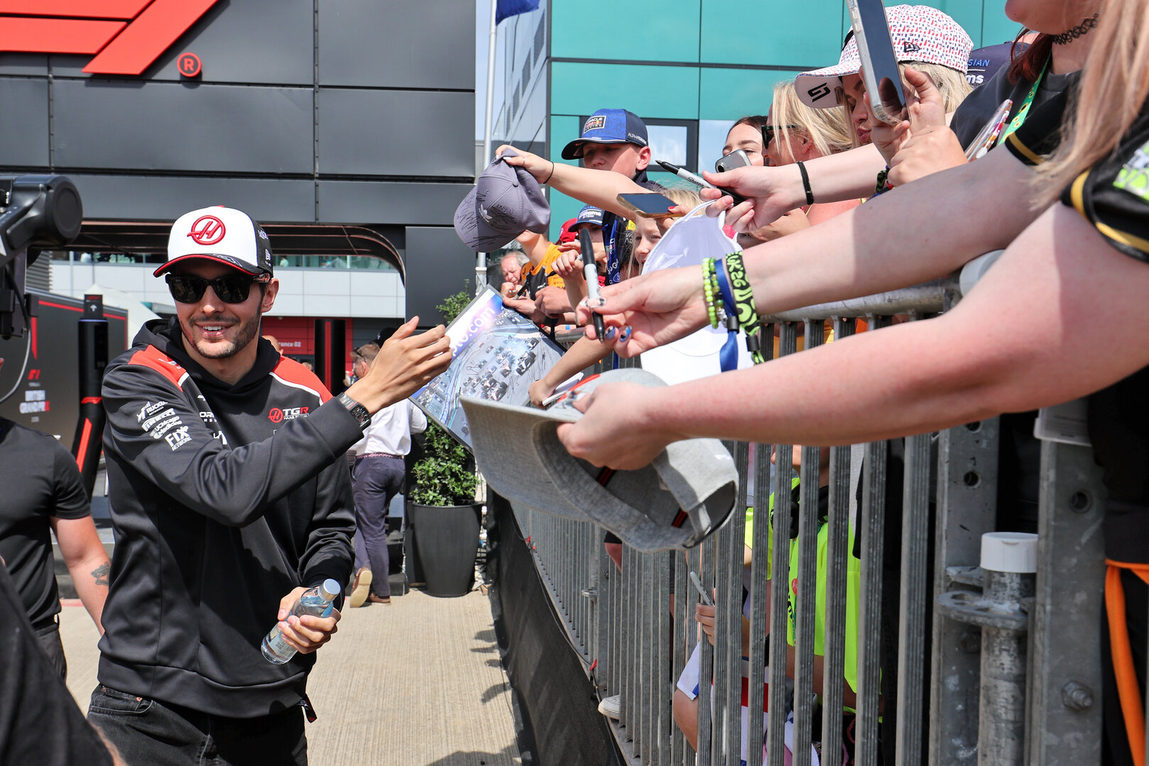 GP GRAN BRETAGNA, Esteban Ocon (FRA) Haas F1 Team with fans.
03.07.2026. Formula 1 World Championship, Rd 9, British Grand Prix, Silverstone, England, Sprint Qualifiche Day.
- www.xpbimages.com, EMail: requests@xpbimages.com © Copyright: Davenport / XPB Images