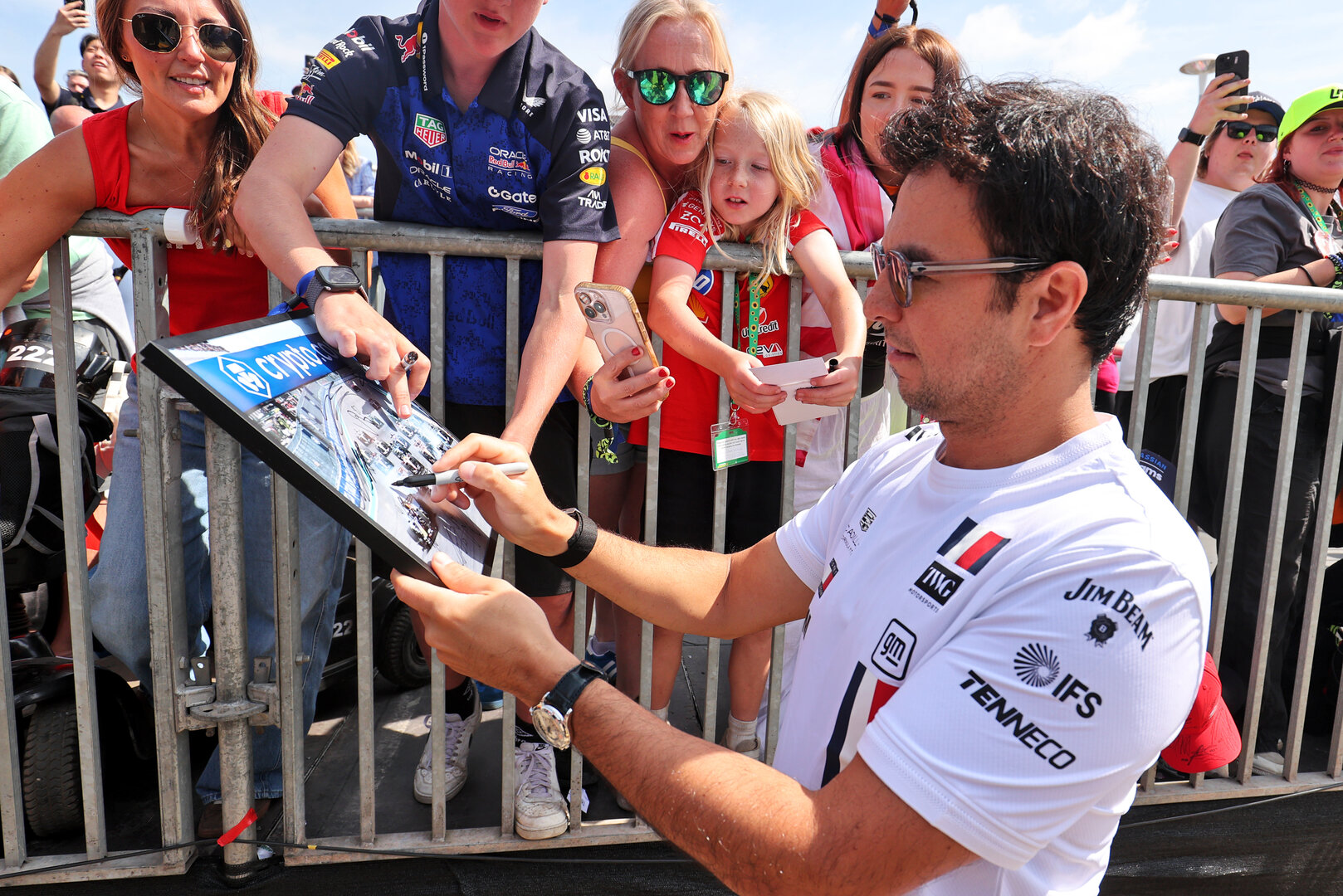 GP GRAN BRETAGNA, Sergio Perez (MEX) Cadillac Formula 1 Team with fans.
03.07.2026. Formula 1 World Championship, Rd 9, British Grand Prix, Silverstone, England, Sprint Qualifiche Day.
- www.xpbimages.com, EMail: requests@xpbimages.com © Copyright: Davenport / XPB Images