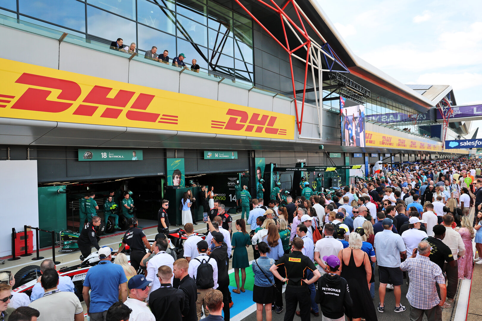 GP GRAN BRETAGNA, Circuit Atmosfera - fans in the pits.
03.07.2026. Formula 1 World Championship, Rd 9, British Grand Prix, Silverstone, England, Sprint Qualifiche Day.
- www.xpbimages.com, EMail: requests@xpbimages.com © Copyright: Batchelor / XPB Images
